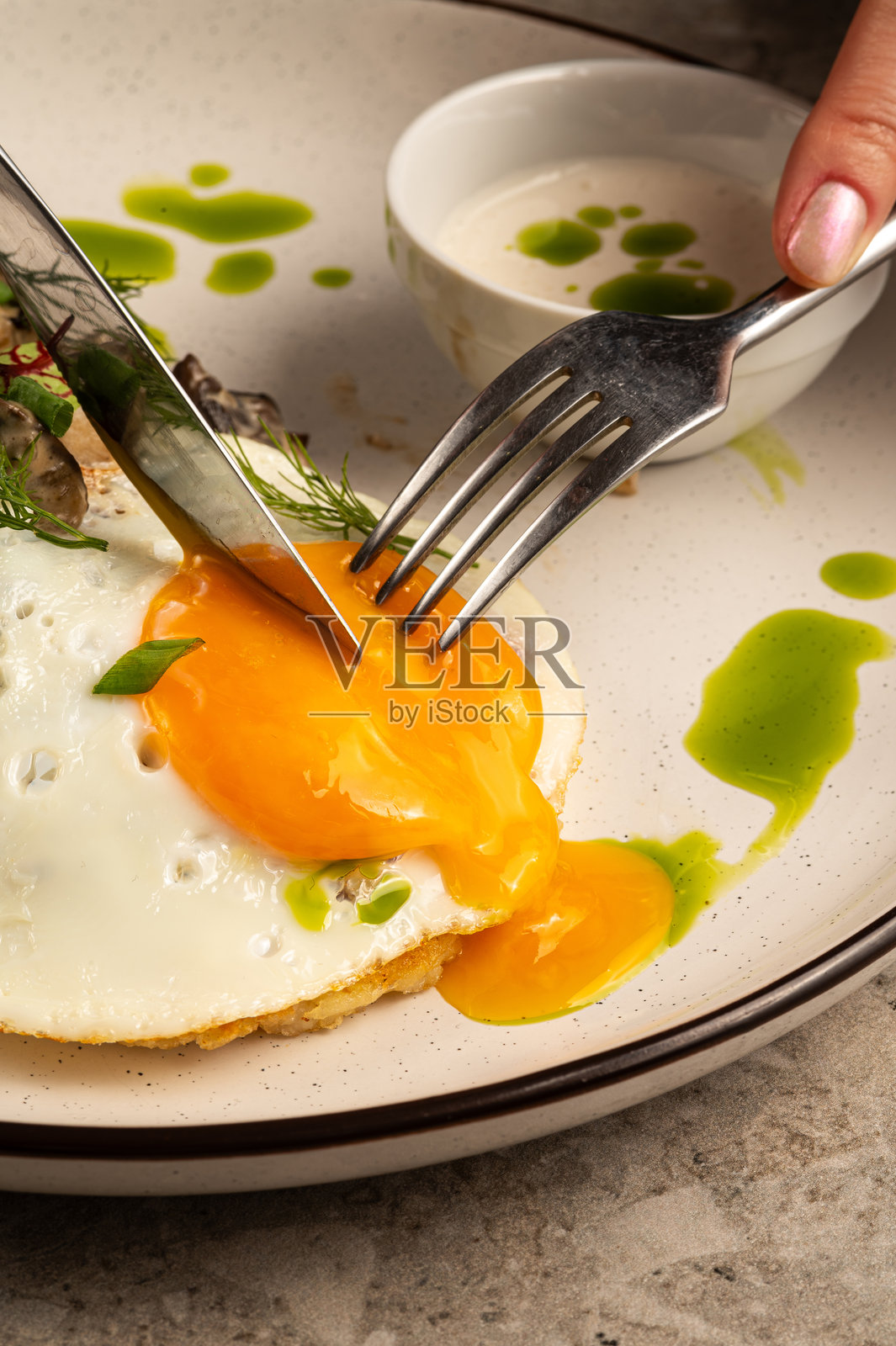 健康早餐：煎蛋、蘑菇和奶油酱照片摄影图片