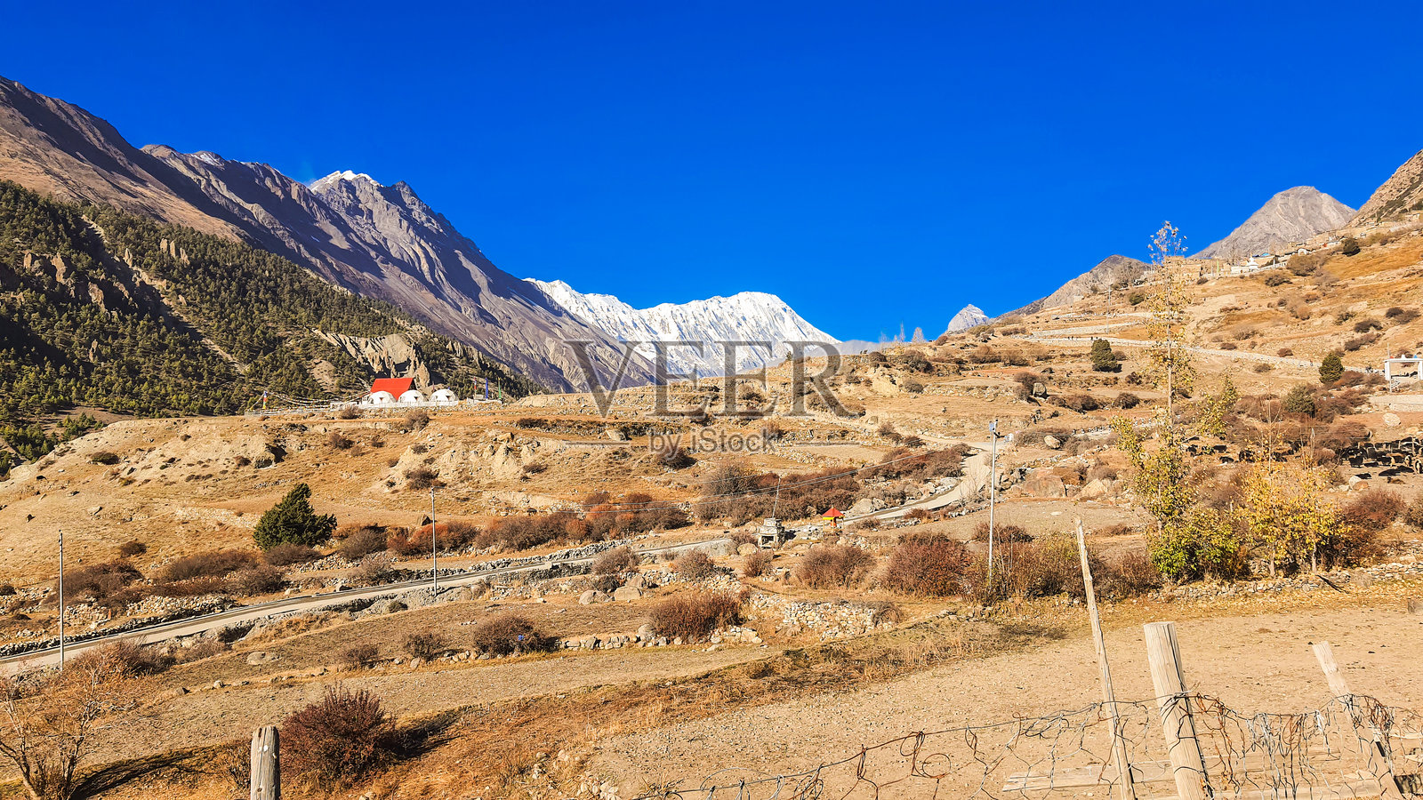 山坡上建筑之间的道路。照片摄影图片
