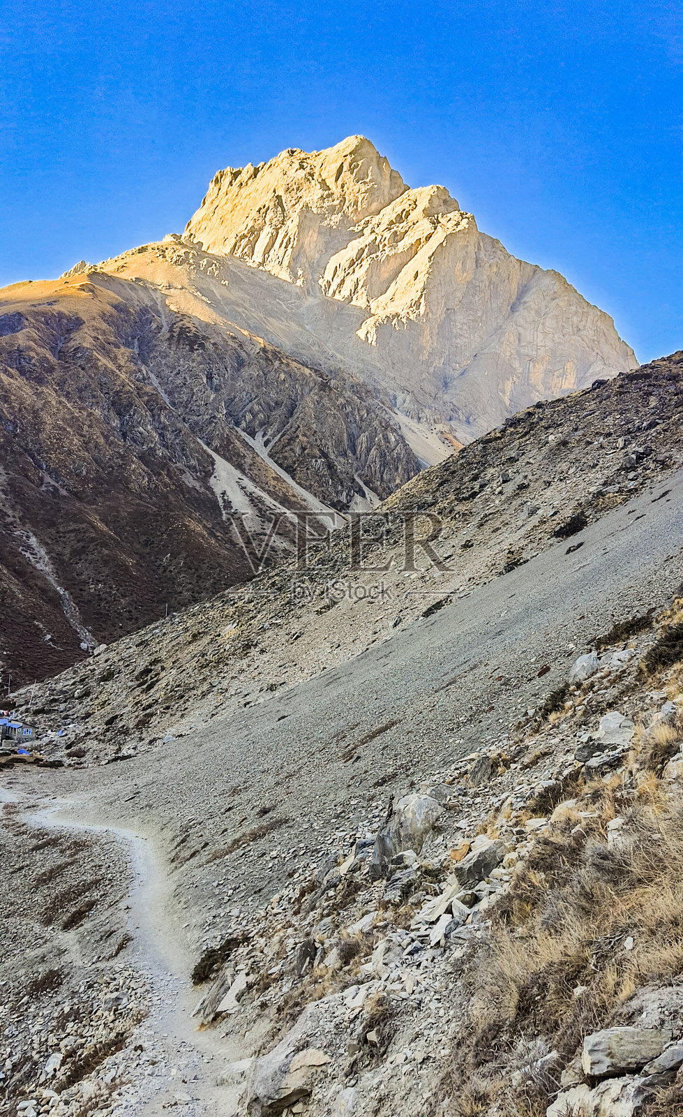 阳光照耀下的雅克旺峰。照片摄影图片