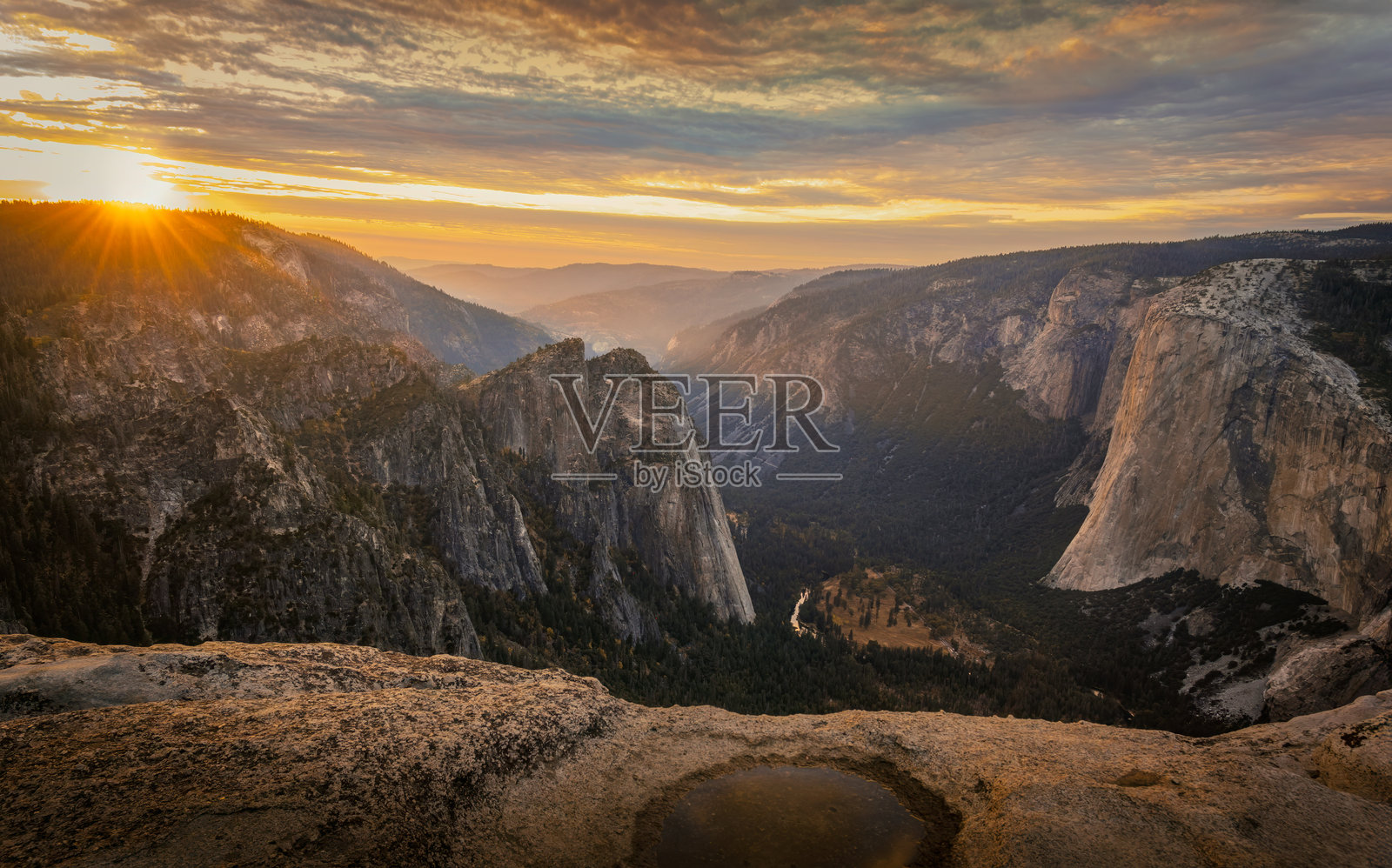 落日照亮加利福尼亚优胜美地国家公园优胜美地谷的山脉；从冰川点俯瞰；远处有雾气。照片摄影图片
