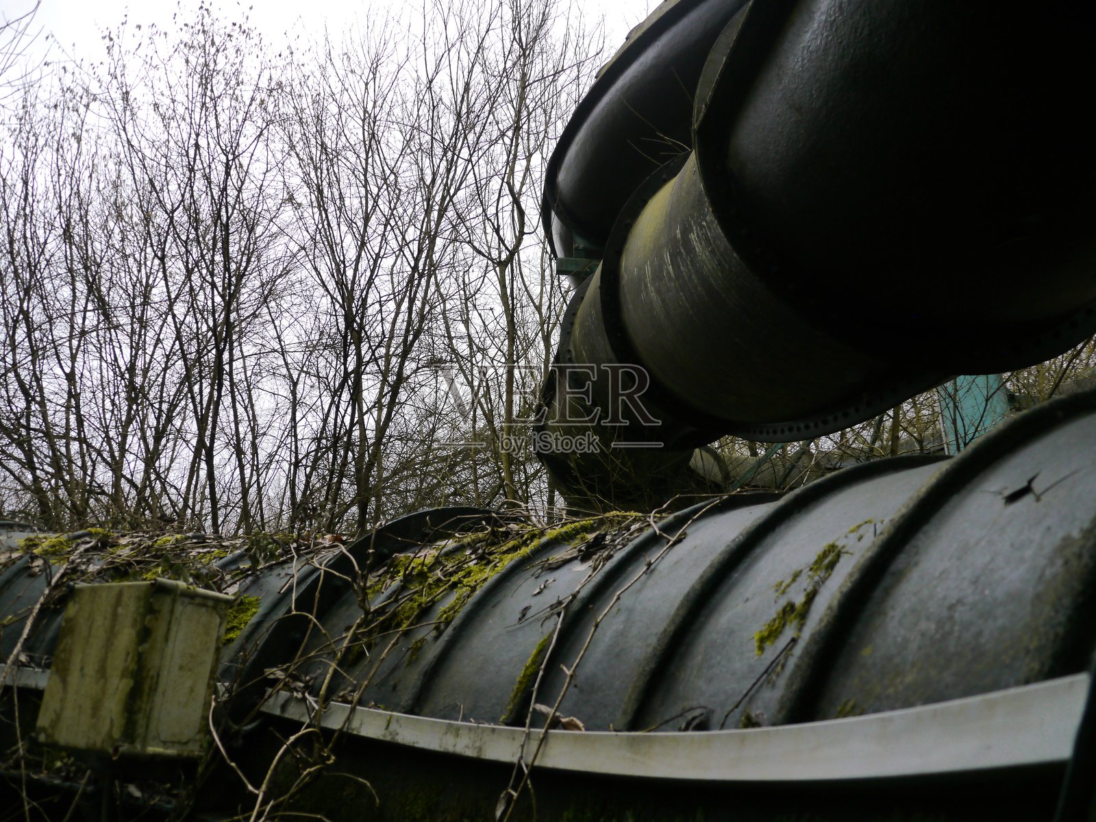 废弃的水滑梯照片摄影图片