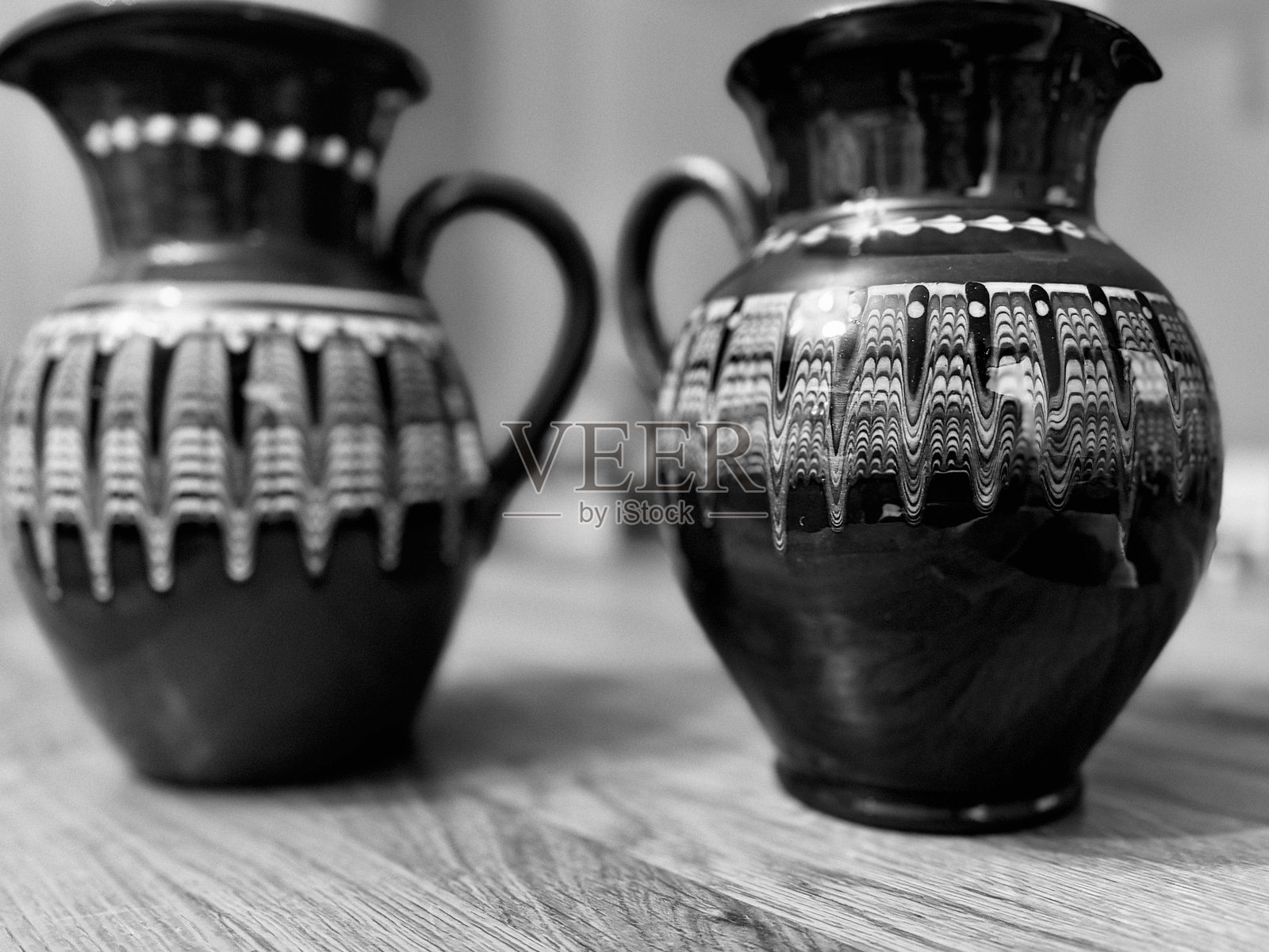 两只华丽的水壶放在木桌上照片摄影图片