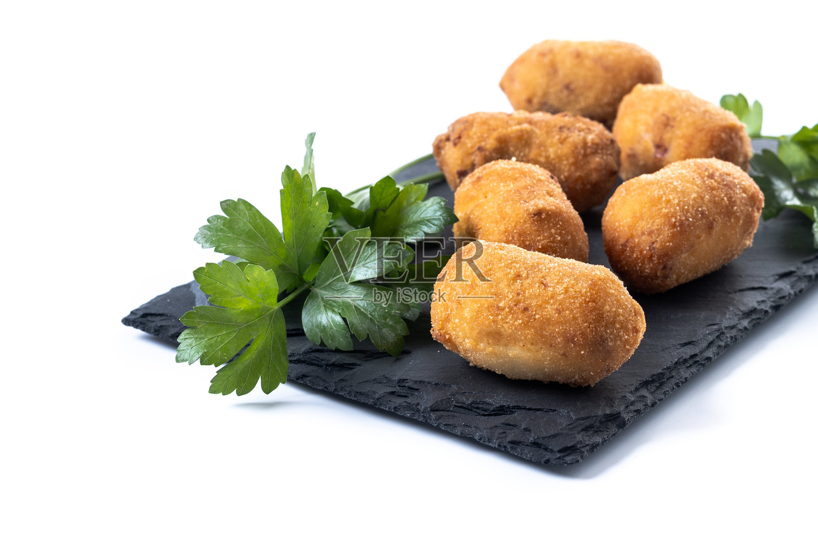 白色背景上的炸鳕鱼可乐饼照片摄影图片