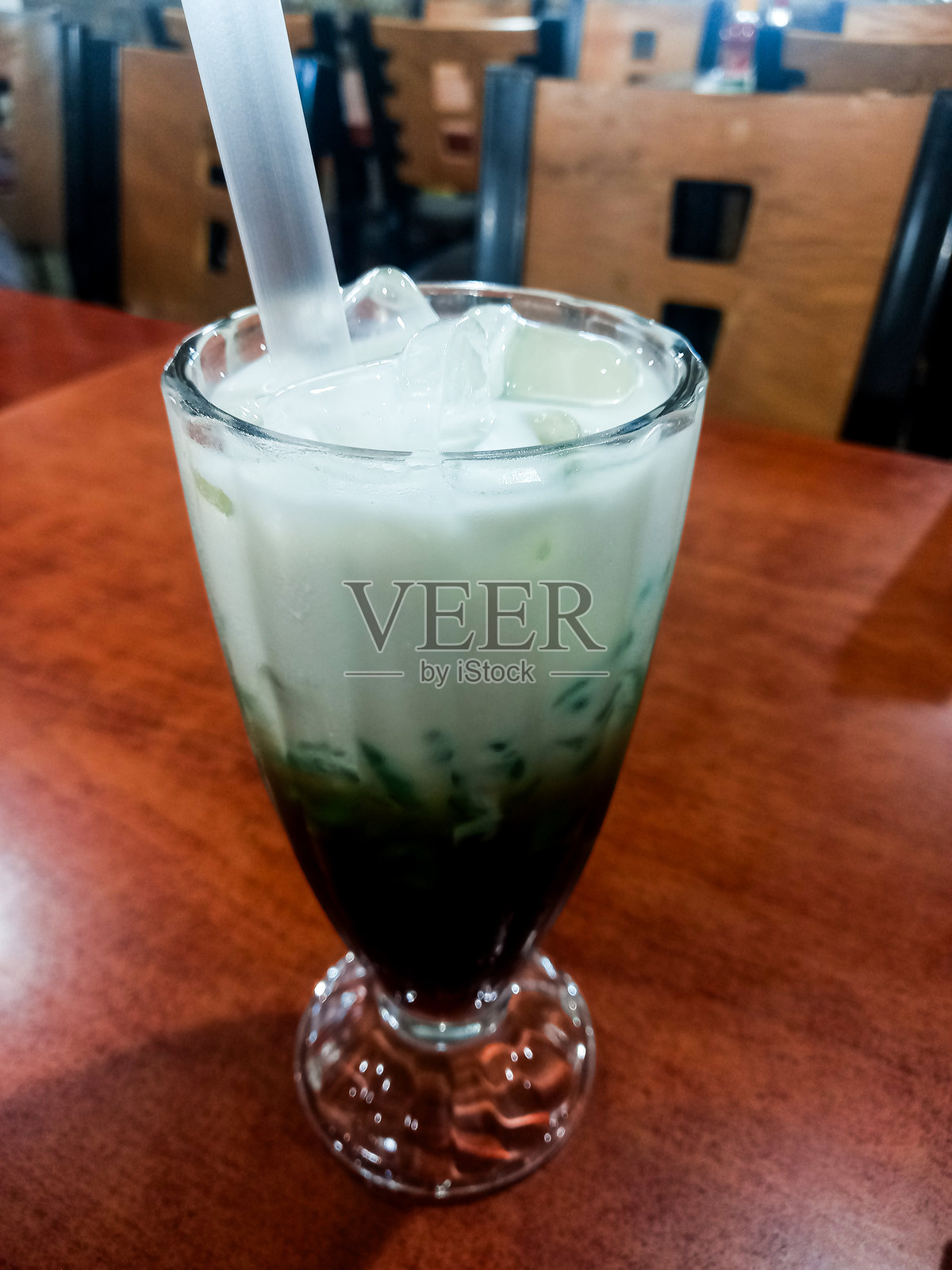 Dawet是一种由糖水混合而成的饮料。照片摄影图片