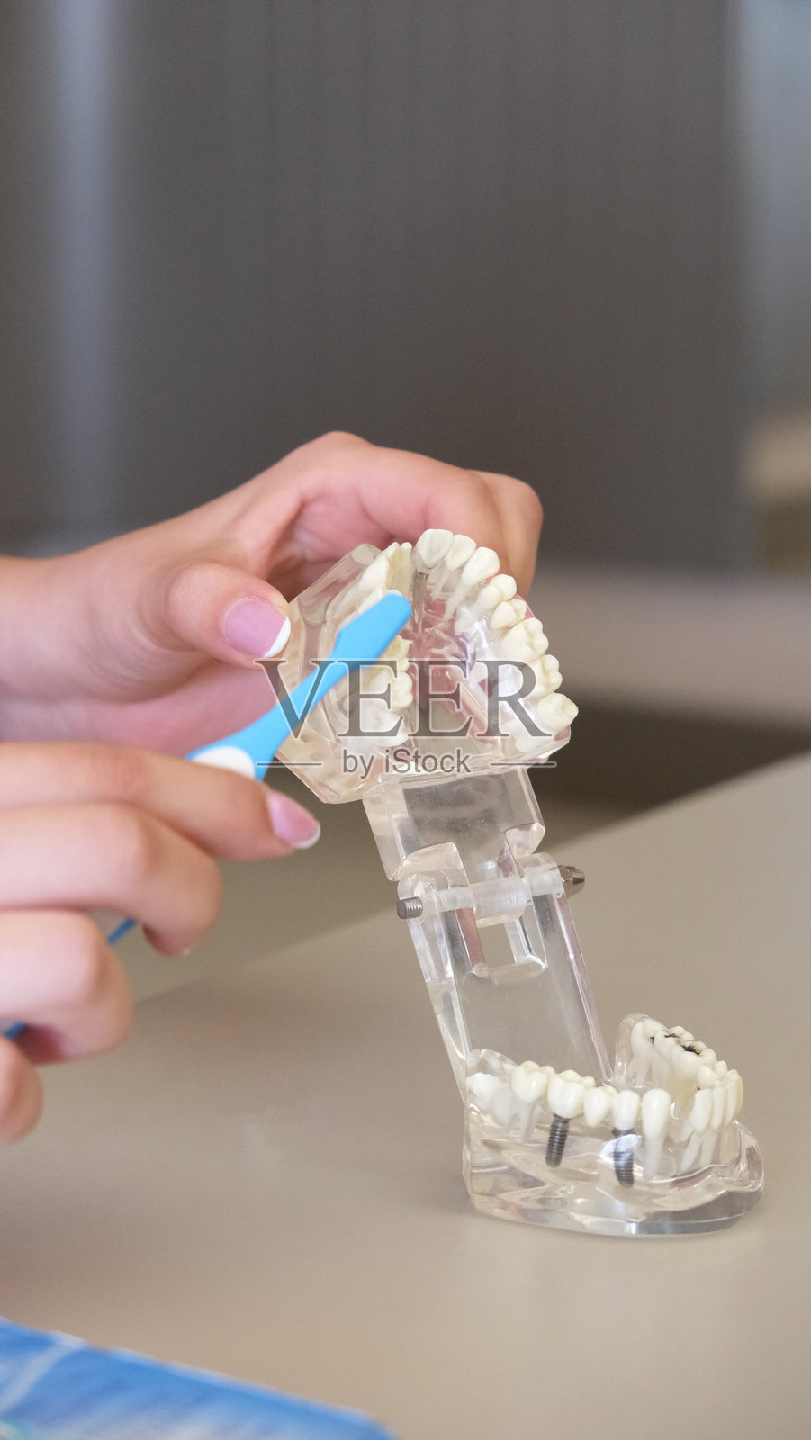 正确的刷牙方法。照片摄影图片