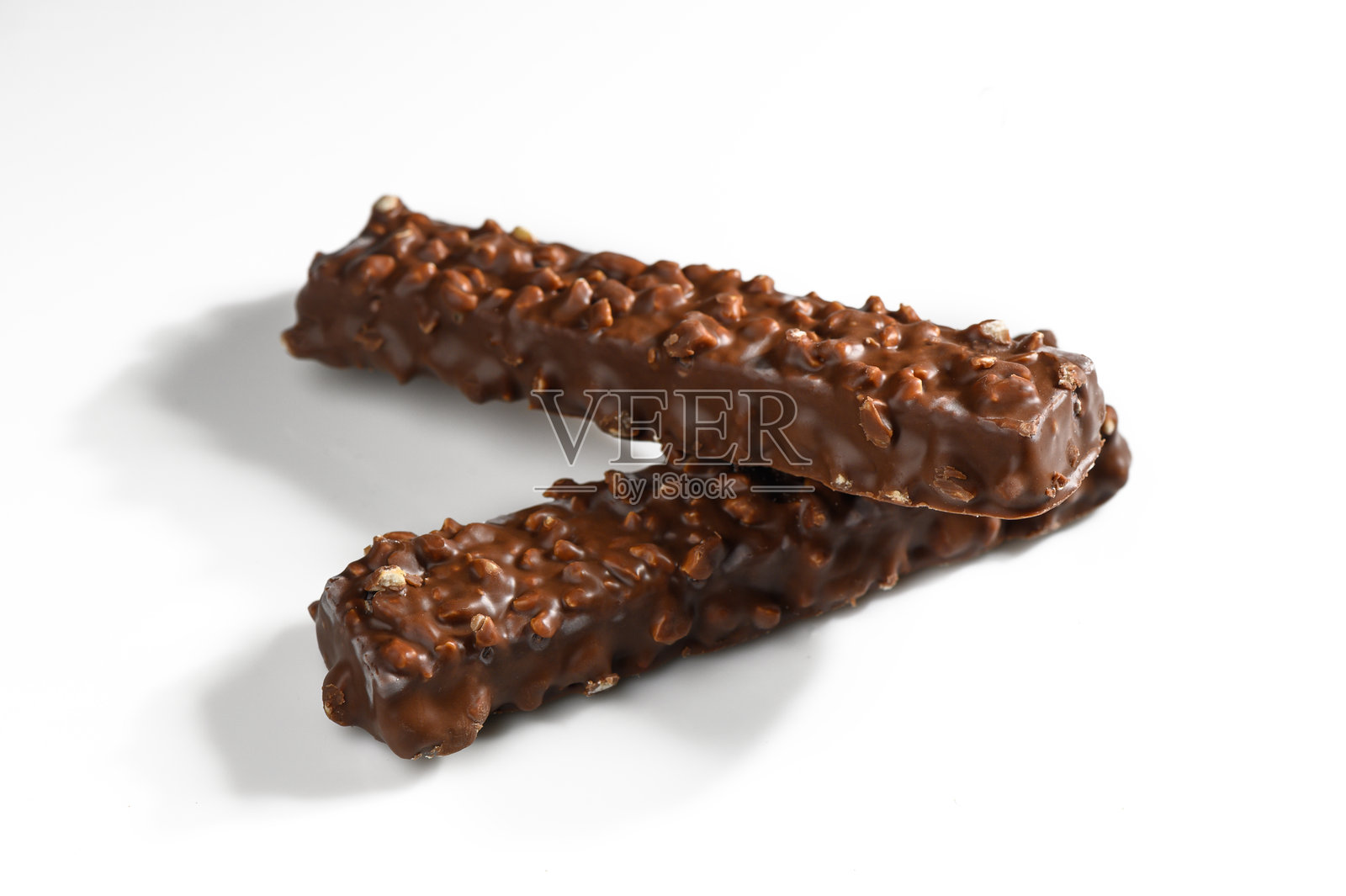 美味的巧克力棒裹上酥脆的坚果，随时可以享用。照片摄影图片