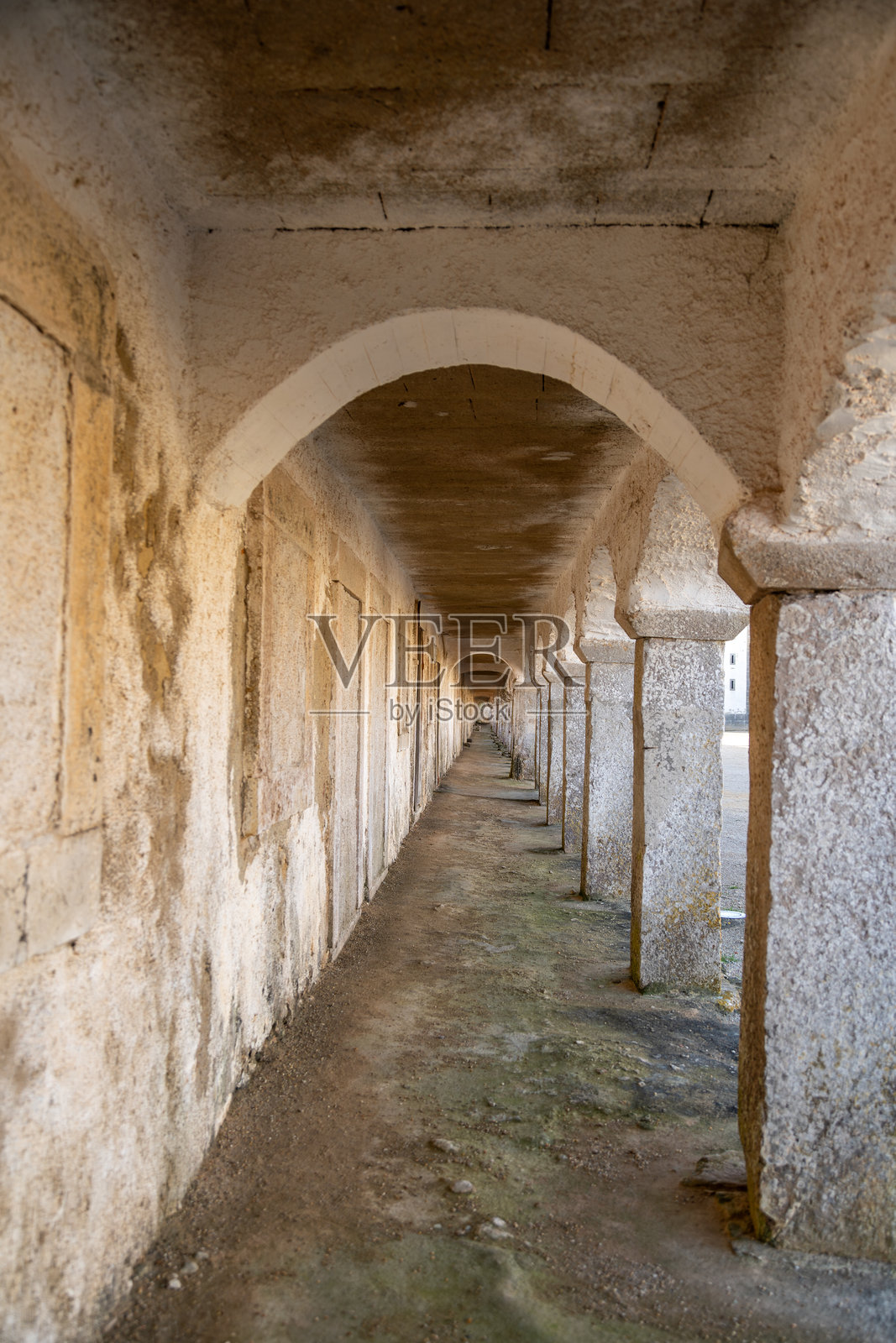 葡萄牙埃斯皮谢尔圣母教堂的柱廊在阳光明媚的日子里，2024年12月。照片摄影图片