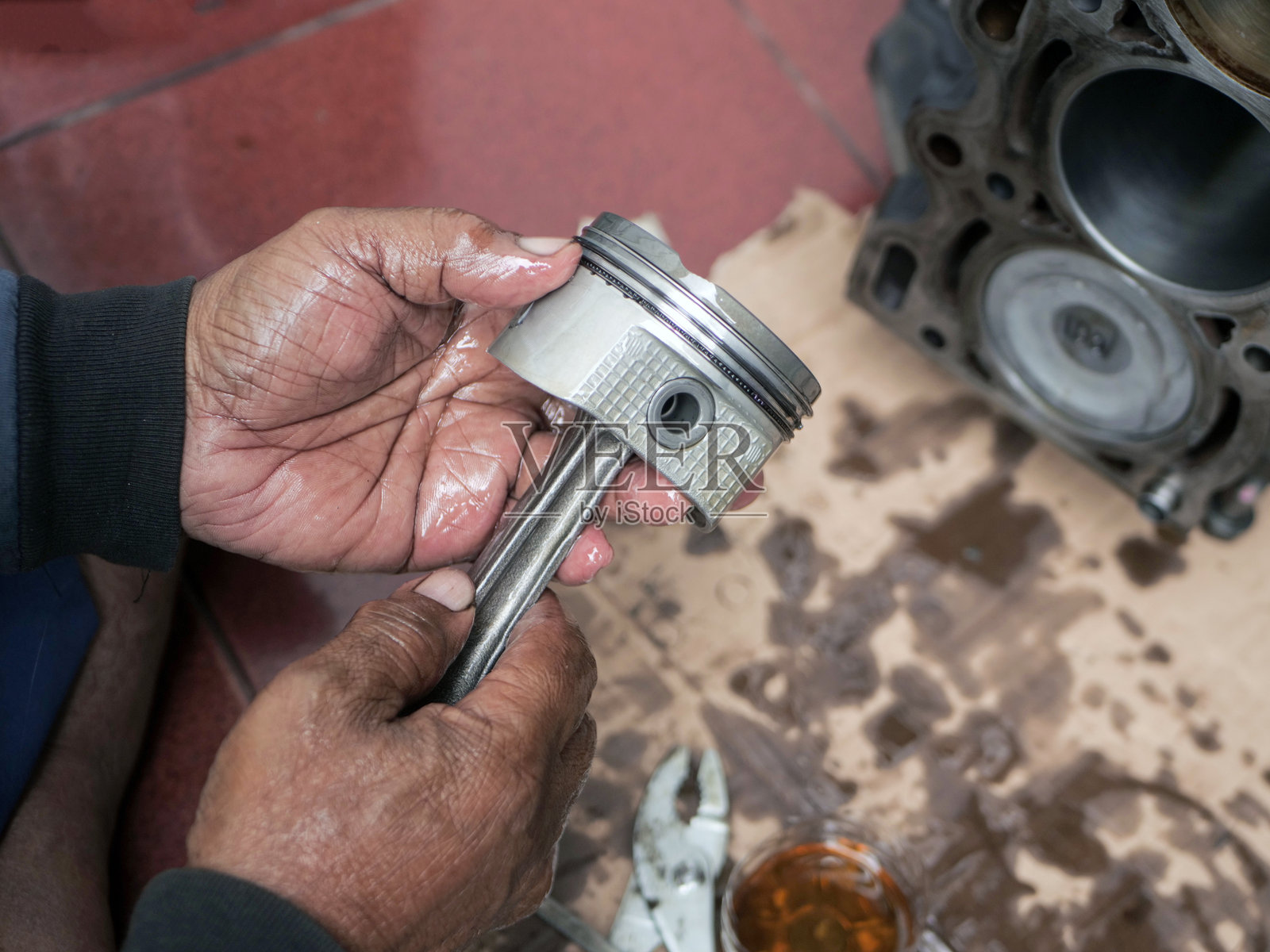 汽车机械师正在用活塞工作照片摄影图片