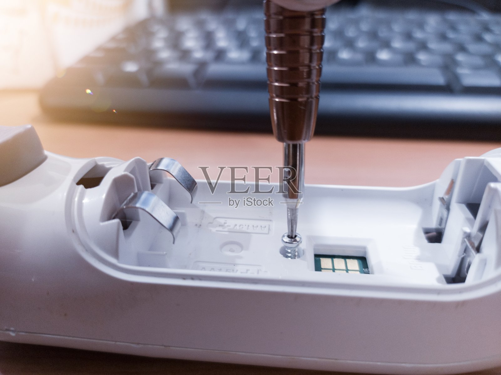 使用迷你螺丝刀修理温度数字工具的概念照片摄影图片