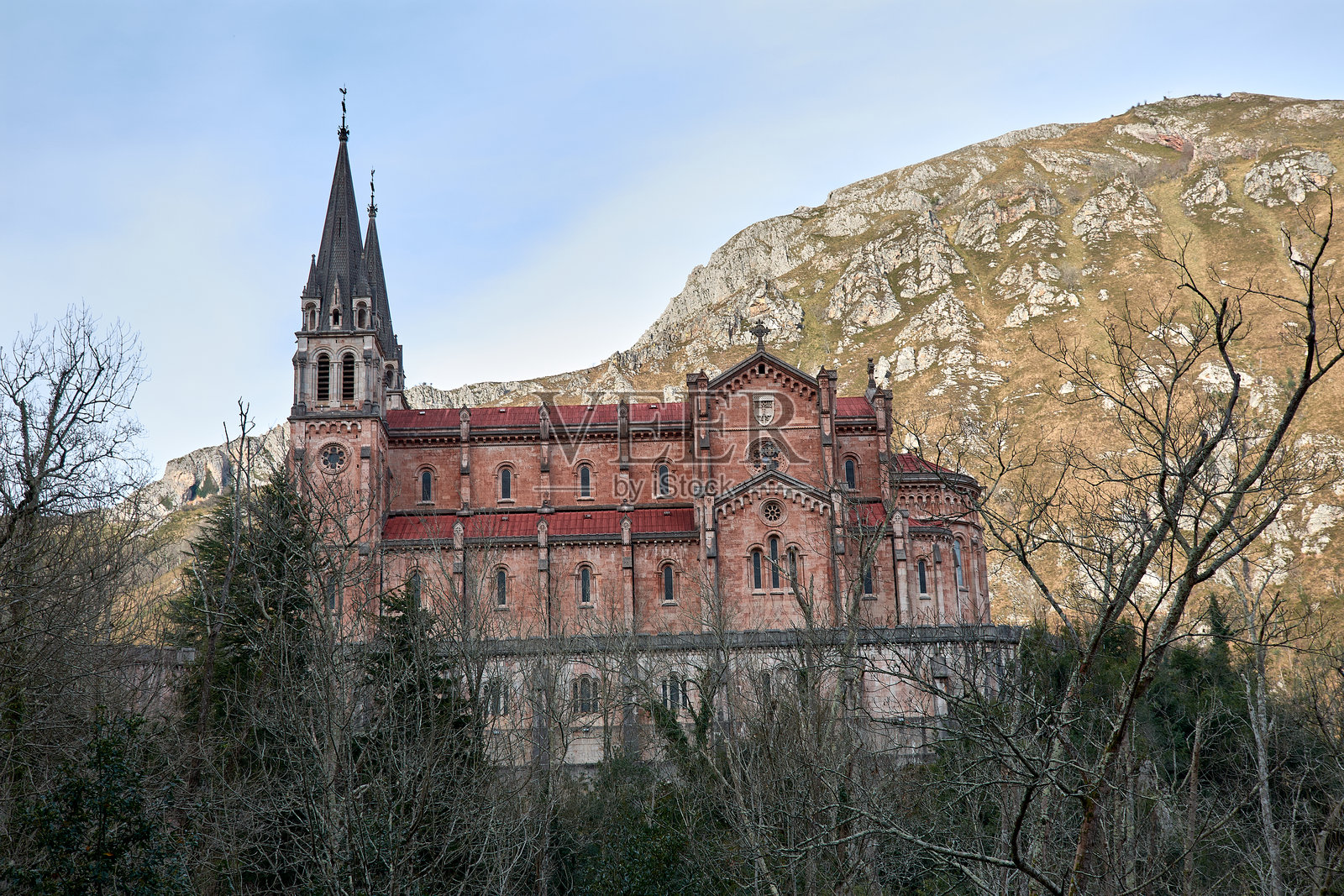 令人惊叹的科瓦东加圣玛丽亚大教堂景观，四周环绕着自然和山脉照片摄影图片
