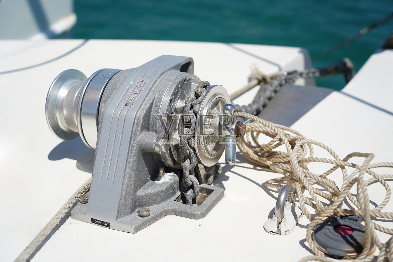 航行船上的锚机与坚固的链条，确保稳定与安全照片摄影图片