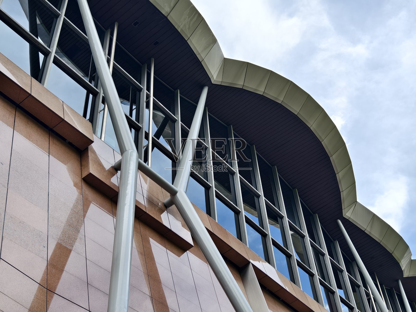 一座现代高楼，外观有大量玻璃设计照片摄影图片