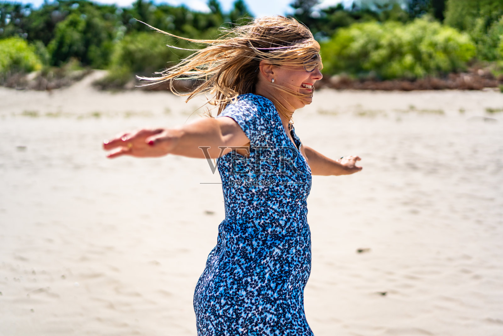 成熟的女性在海滩享受假期照片摄影图片