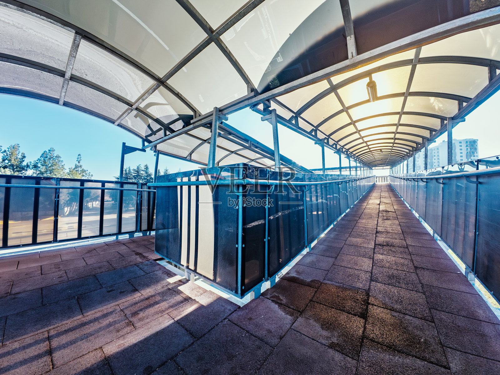 悬挂式覆盖人行天桥，供行人安全穿越高速公路照片摄影图片