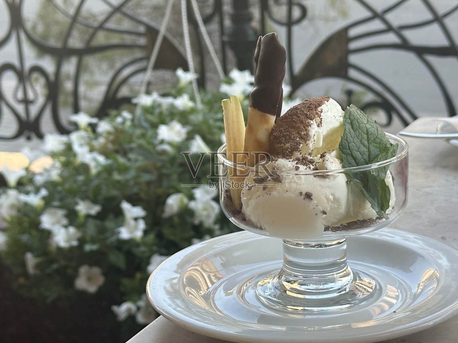 美味的甜点，搭配冰淇淋和巧克力，盛放在精美的冰淇淋碗中，美味的食物照片摄影图片
