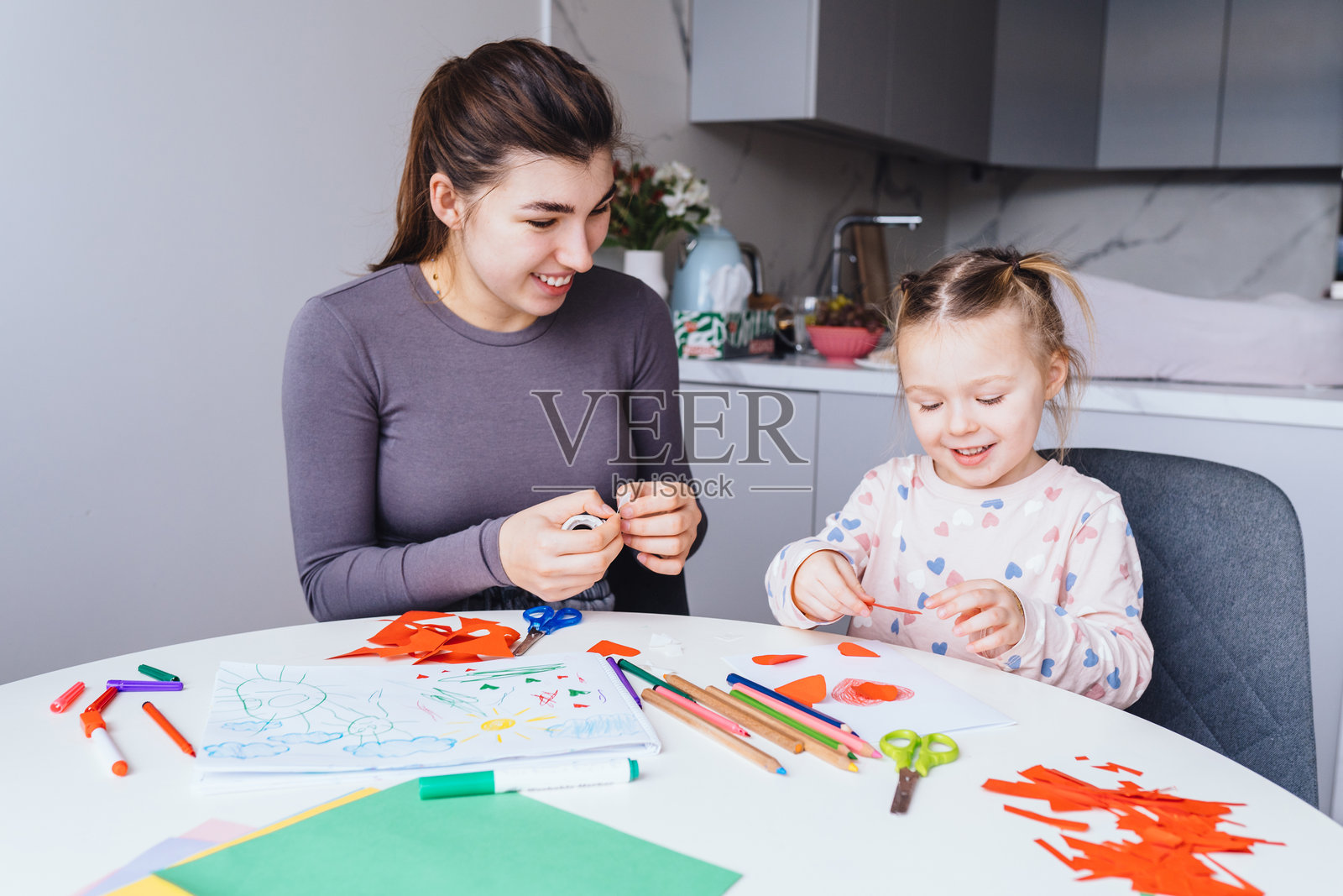 母女一起享受手工艺项目的乐趣照片摄影图片