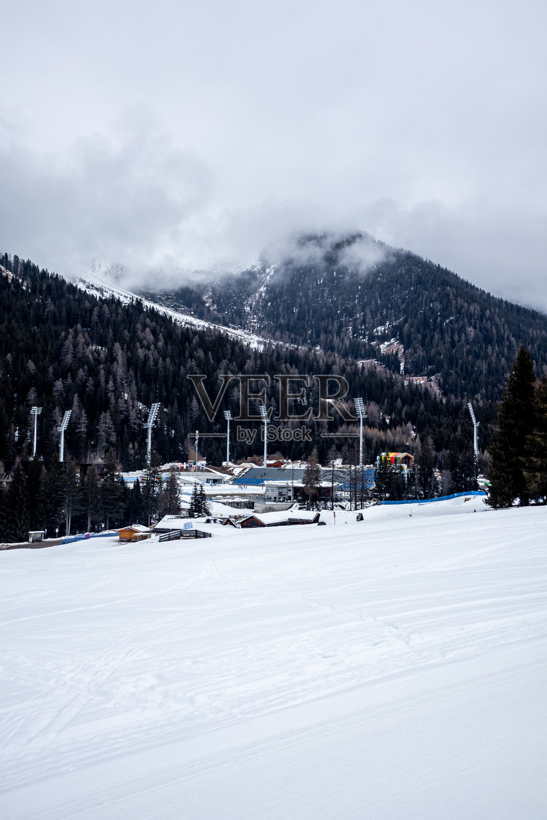 在美丽的南蒂罗尔安托尔茨谷的安托尔茨越野滑雪场进行一轮越野滑雪照片摄影图片
