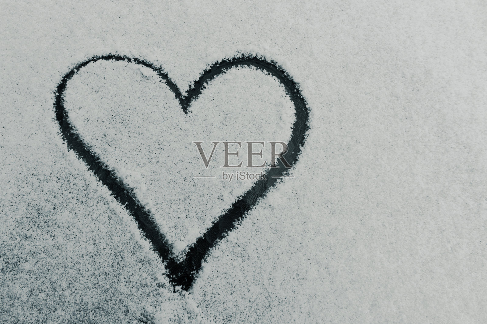 冬季自然场景中雪地上画出的心形轮廓特写照片摄影图片