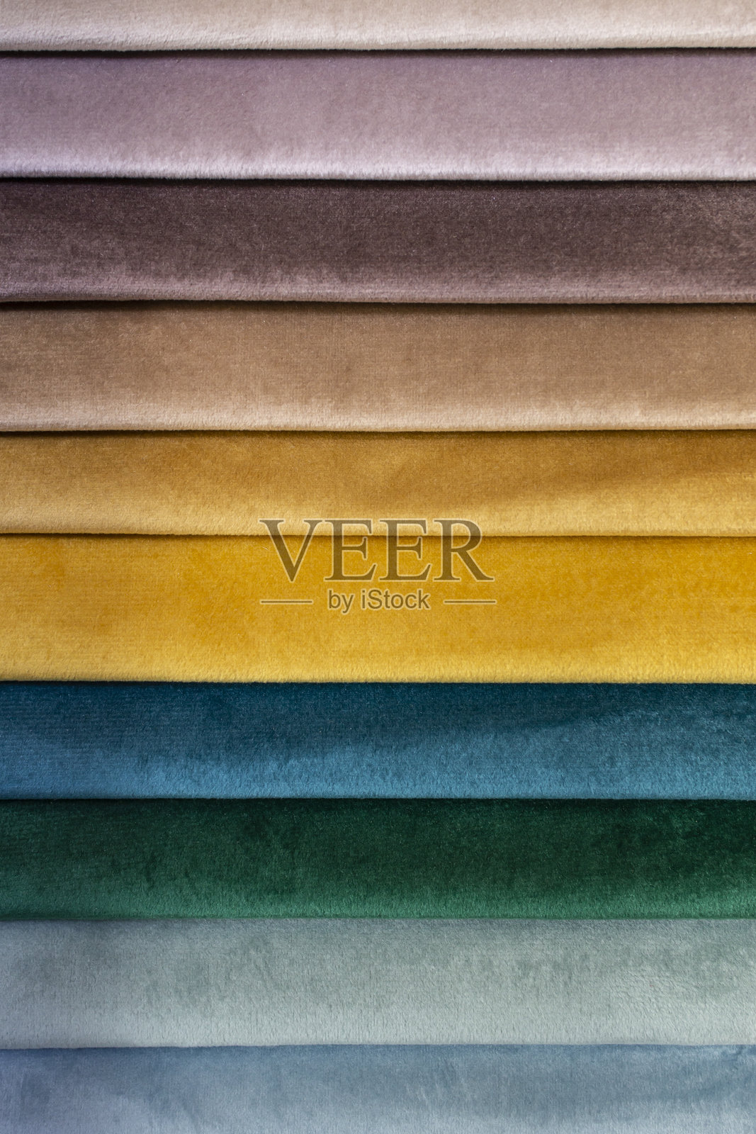 色彩丰富的天鹅绒 upholstery 面料样本特写。用于家具翻新的多种色调样本。照片摄影图片