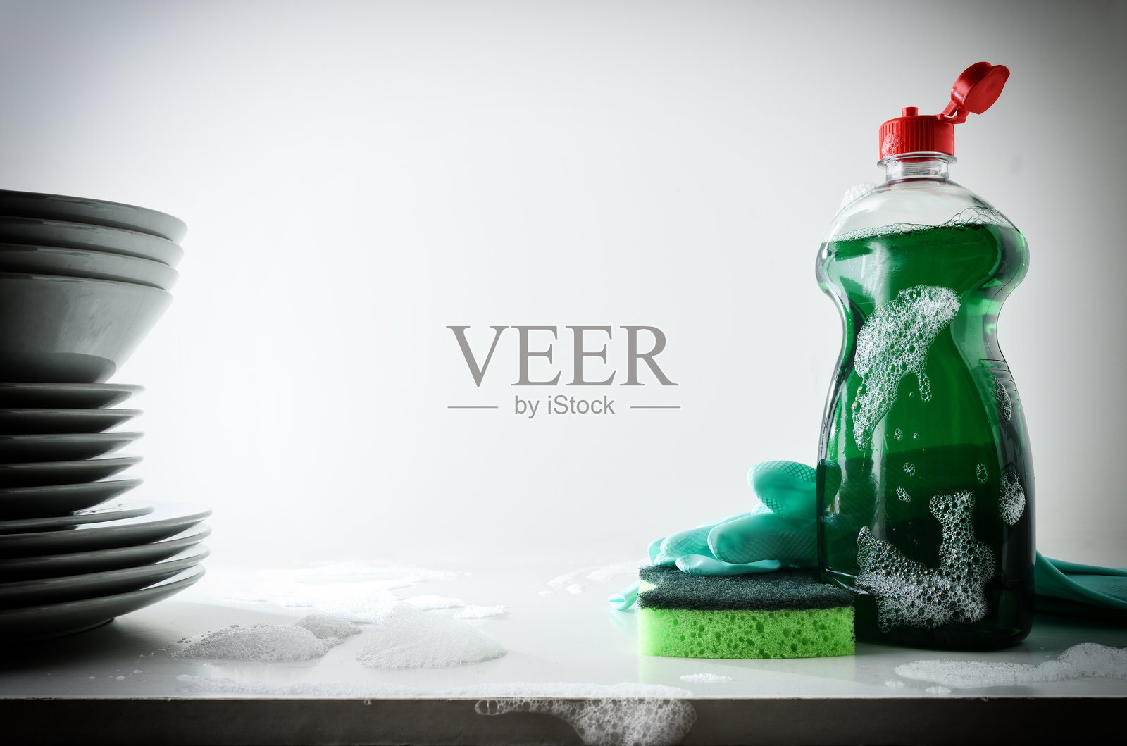 用工具手洗碗的令人不快的任务照片摄影图片