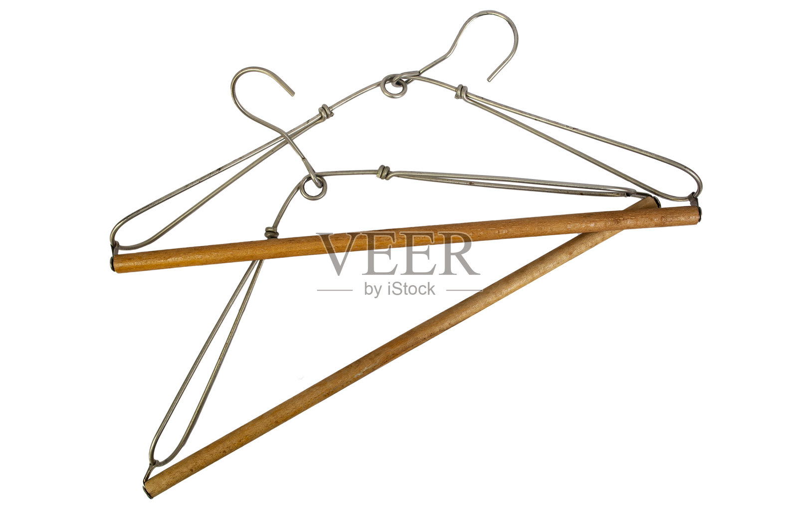 两个复古的木质铁丝衣架，空旷的抽象背景照片摄影图片