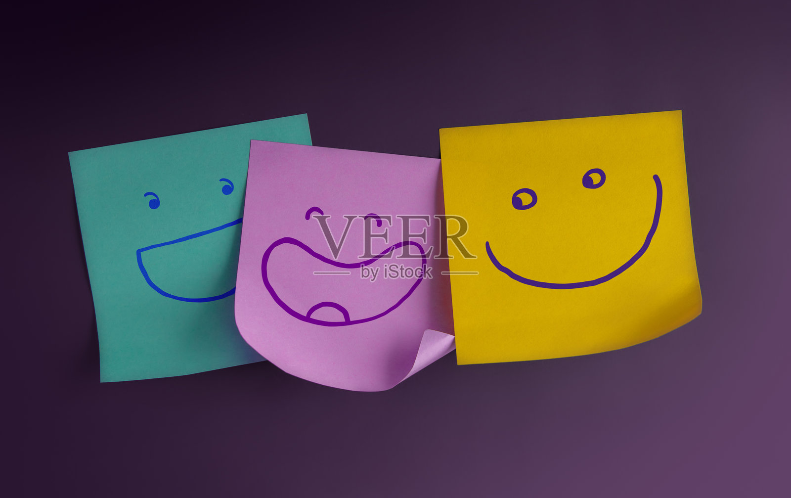 幸福日概念。快乐和积极的心态，良好的心理健康。每天享受生活。微笑的脸贴纸在板子上。照片摄影图片