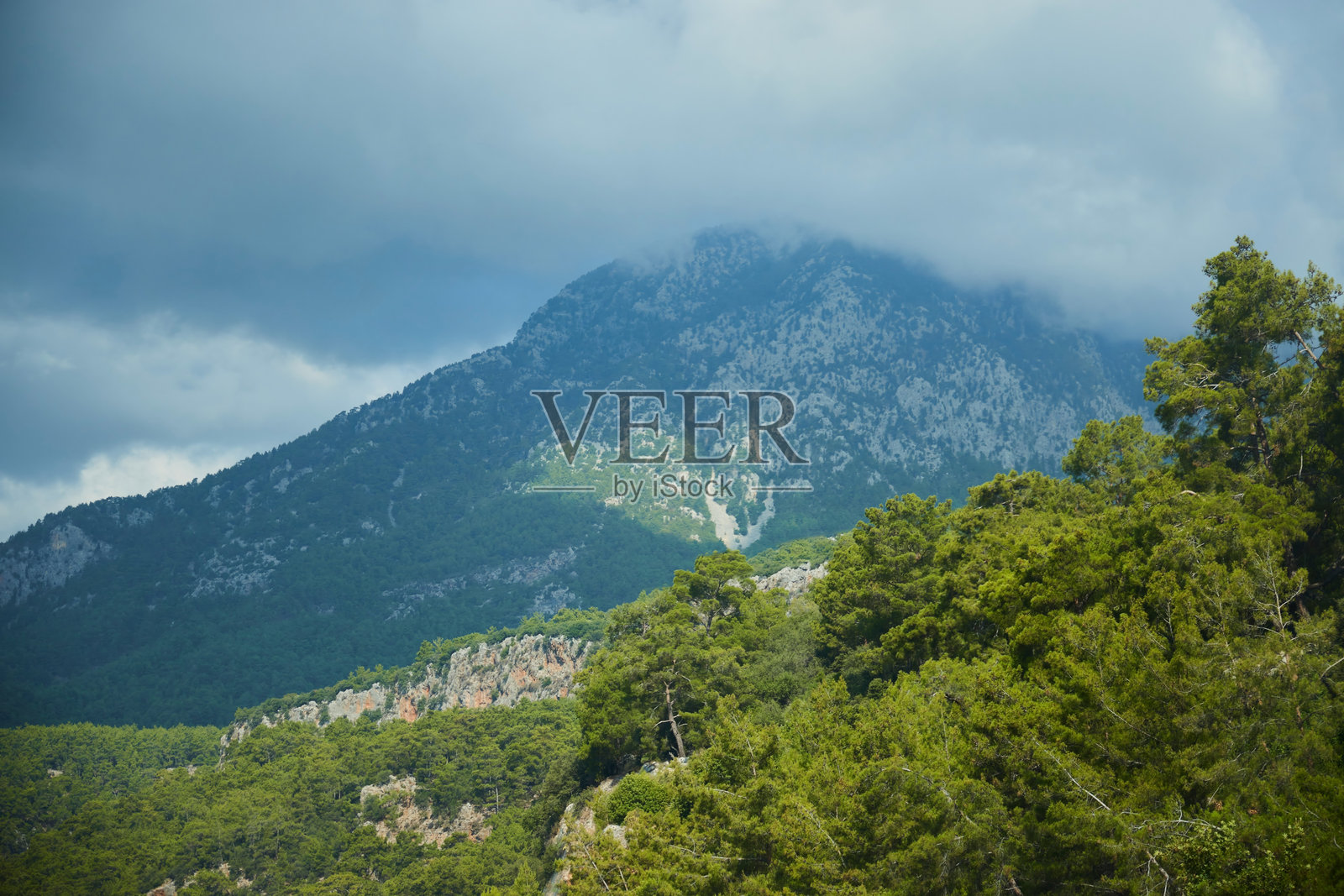 雾中的高山。土耳其南部的自然风光照片摄影图片