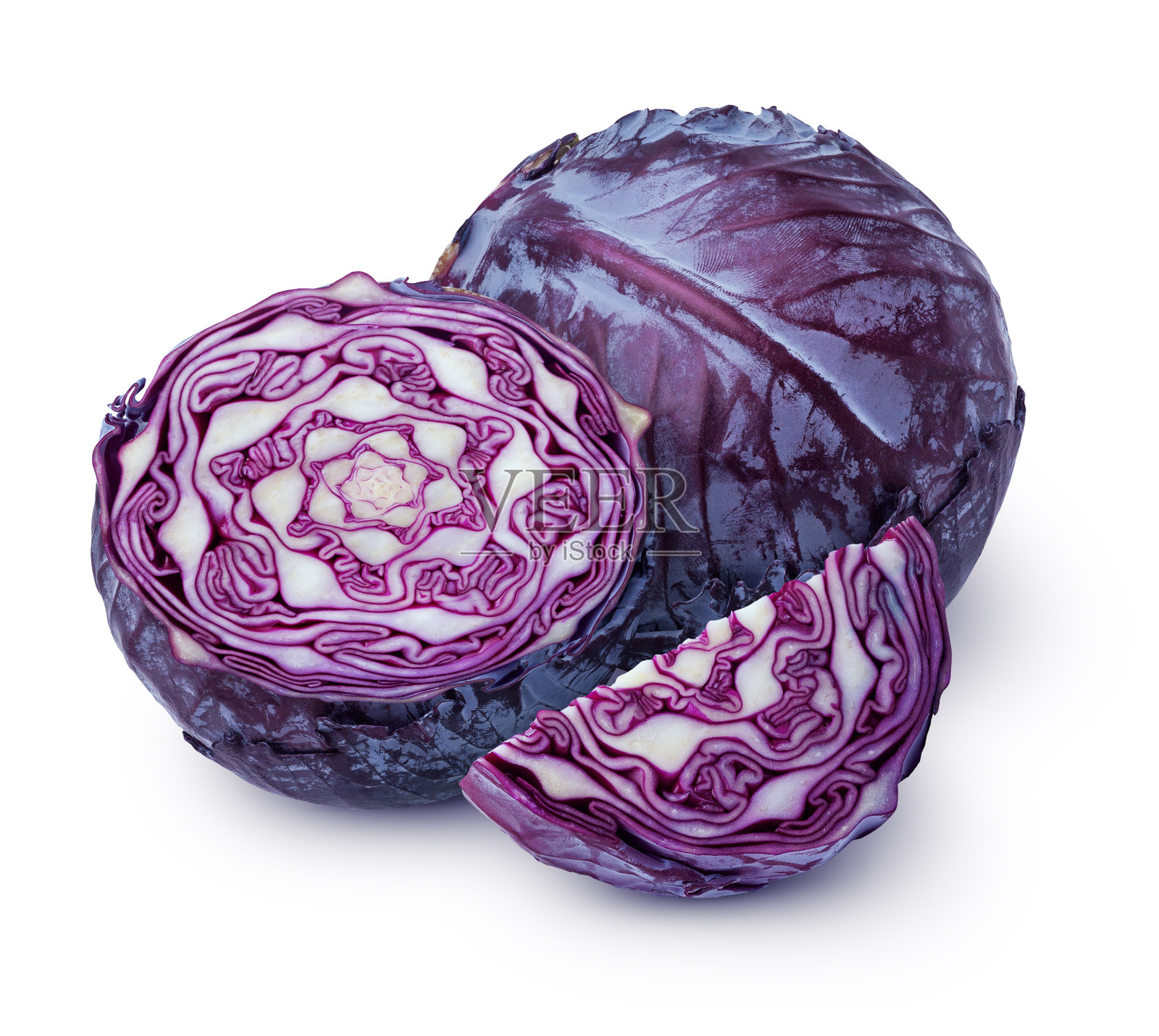 孤立的紫甘蓝。整颗、半颗和一块蓝色甘蓝孤立在白色背景上。照片摄影图片