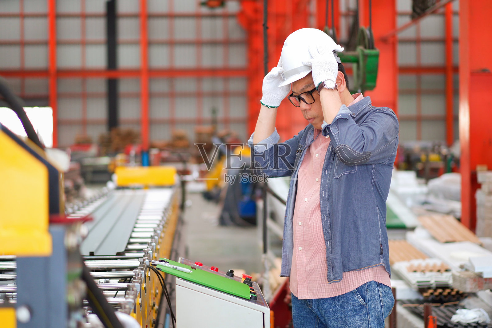 高级工业工程师在工厂内工作或检查。照片摄影图片