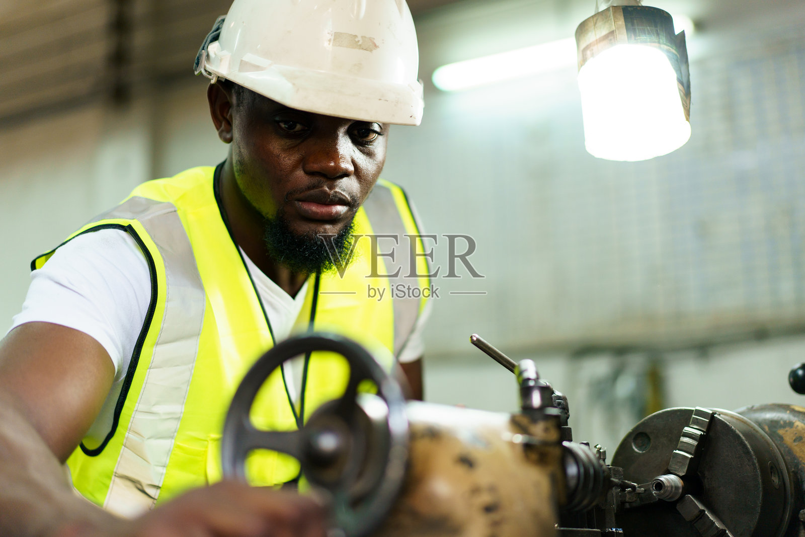 工厂中非洲裔男性工程师的肖像照片摄影图片