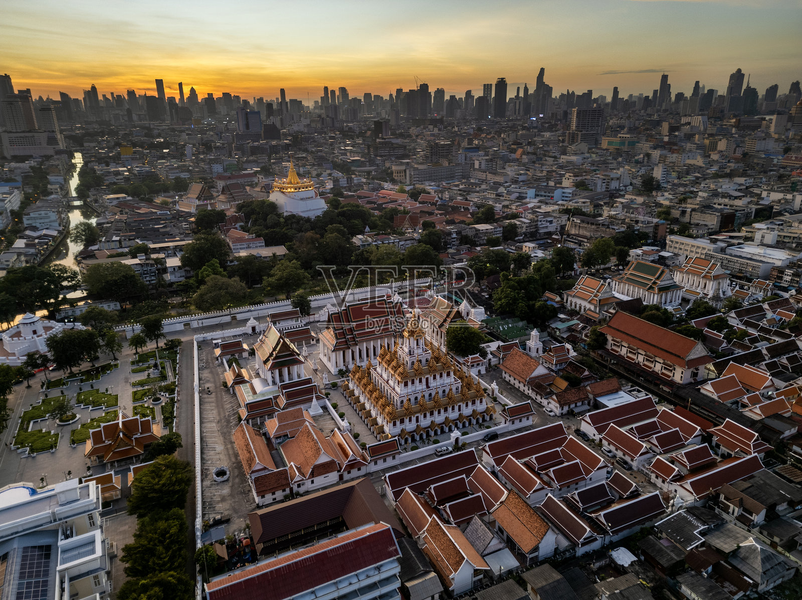曼谷，泰国的拉查那达寺城市风光，日出时分的美丽金色城堡或宝塔。照片摄影图片