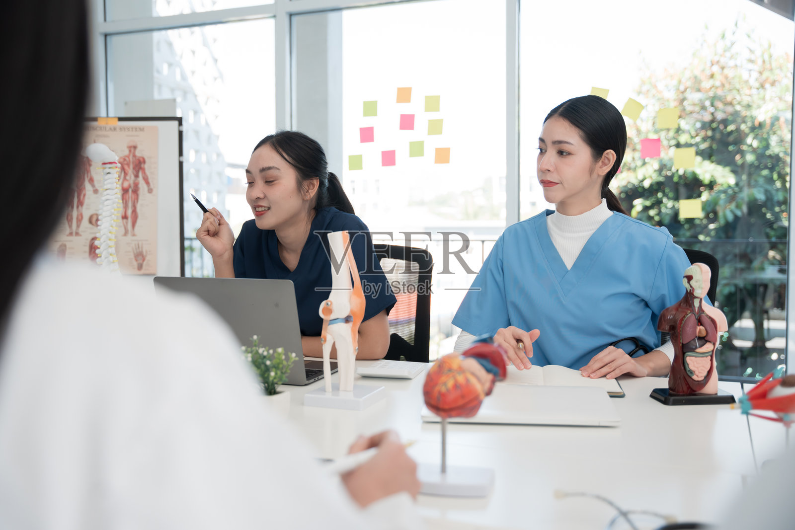医生在实验室里会面讨论和咨询照片摄影图片