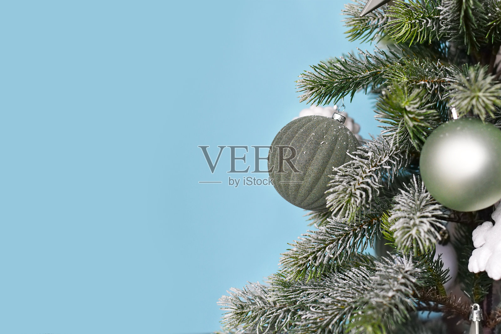 装饰华丽的圣诞树，挂着季节性的鼠尾草绿色树饰球照片摄影图片