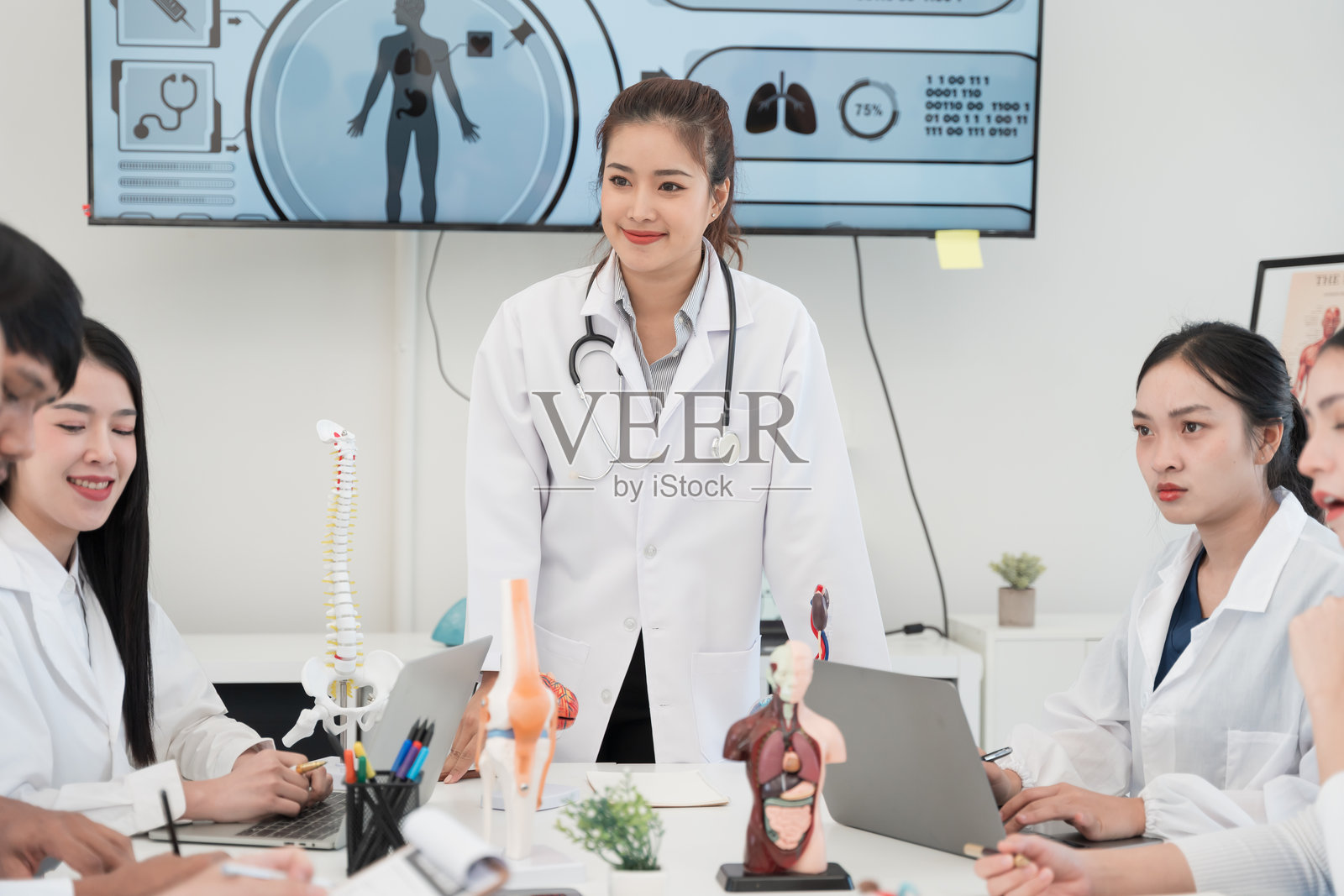 医生在实验室里会面讨论和咨询照片摄影图片