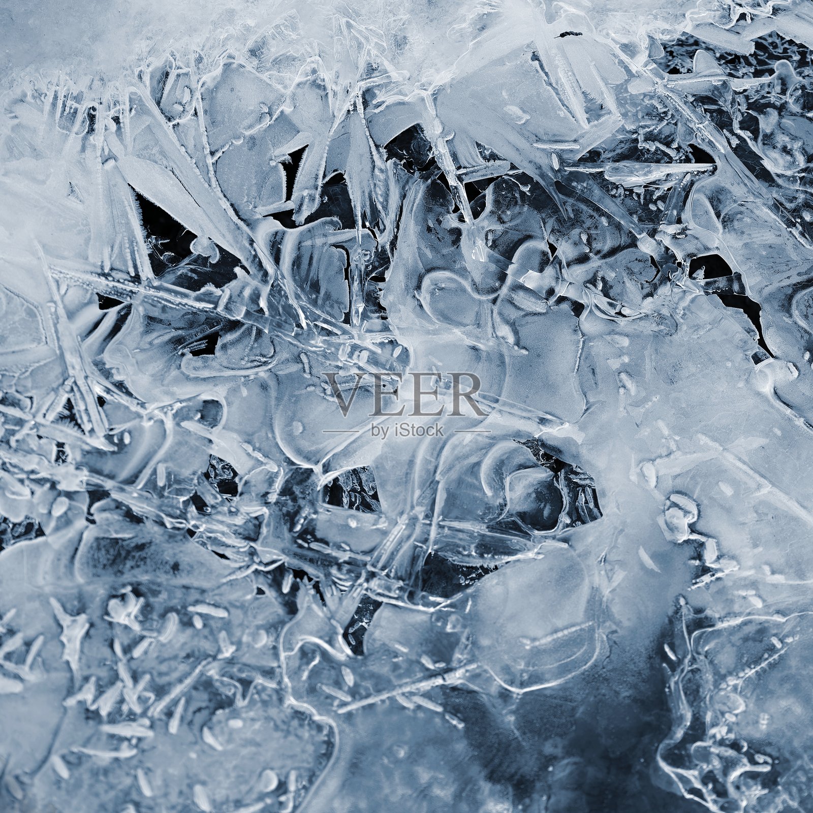 冰冻的溪流和冰的特写照片。自然中的美丽冬季抽象背景。水和冬季的概念。照片摄影图片