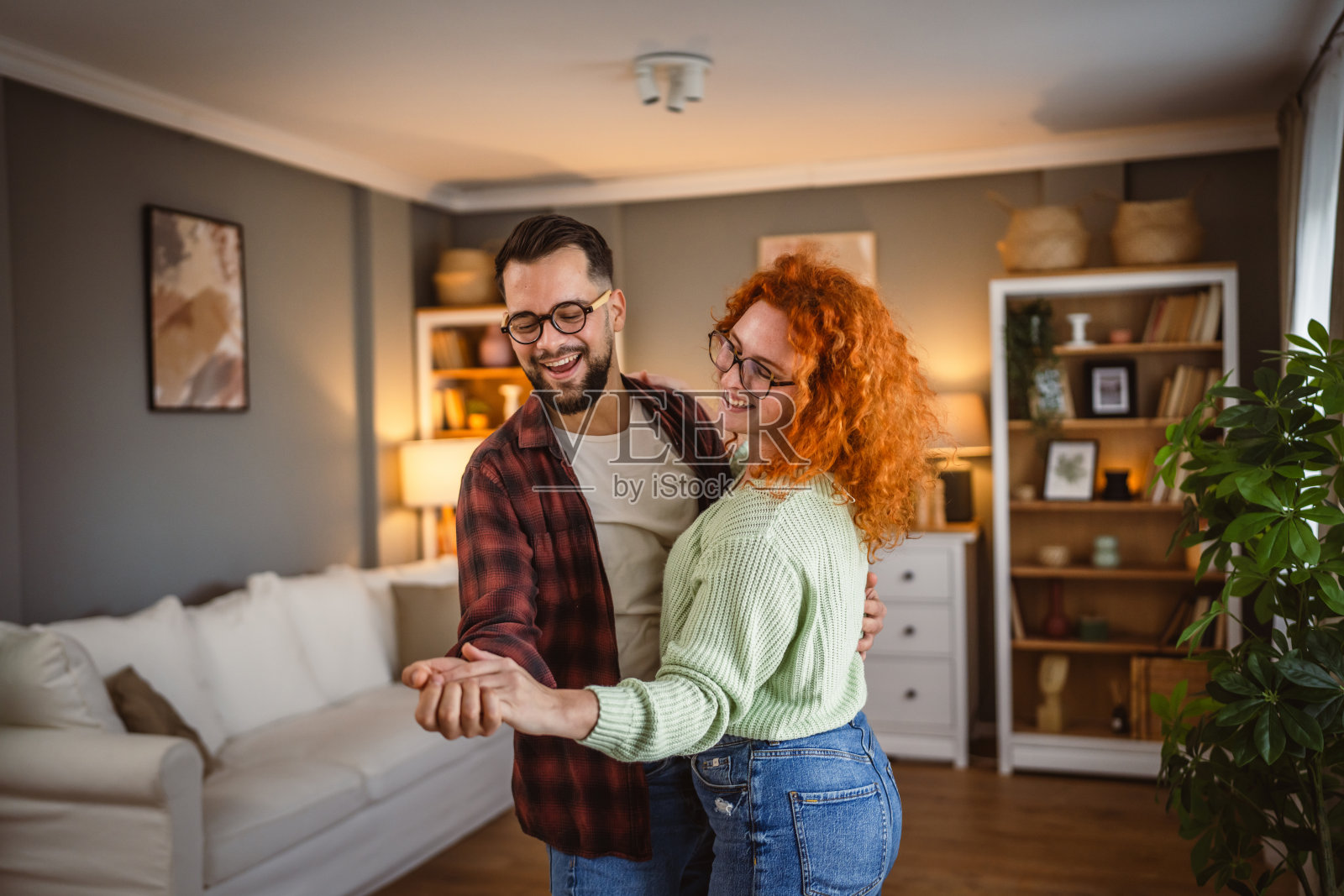一对相爱的男女在家中缓缓地进行浪漫舞蹈照片摄影图片