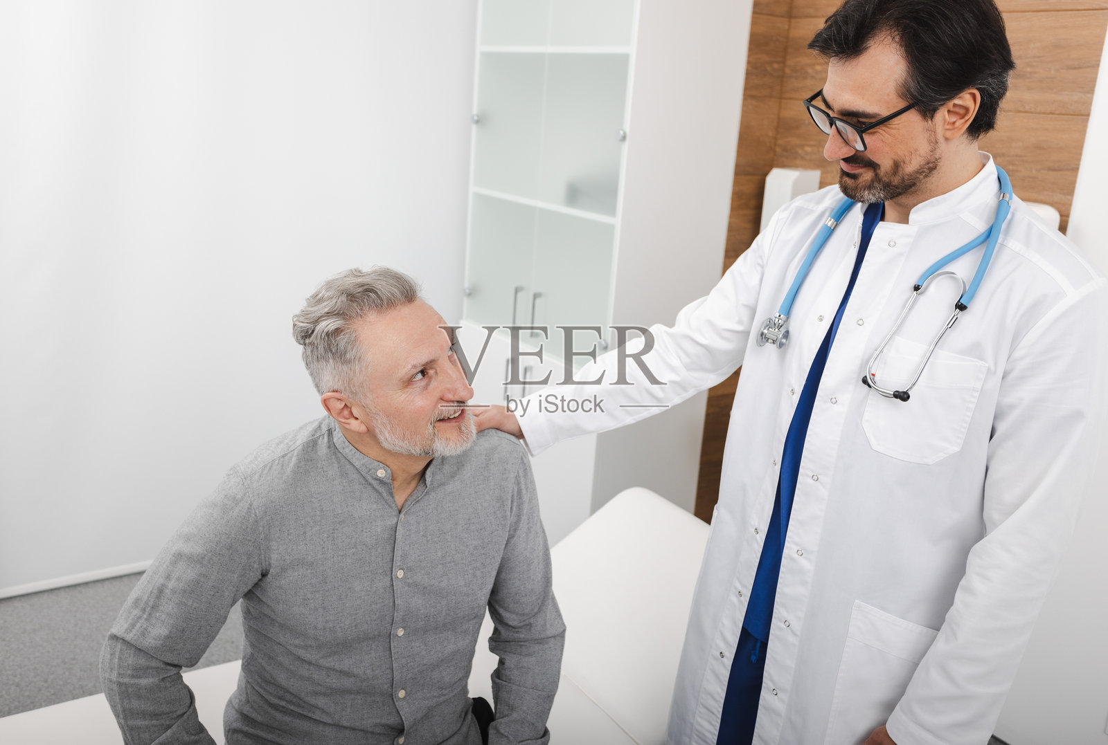 老年患者在全科医生的预约中就心脏问题进行咨询。老年人在医疗诊所进行预防健康检查。照片摄影图片