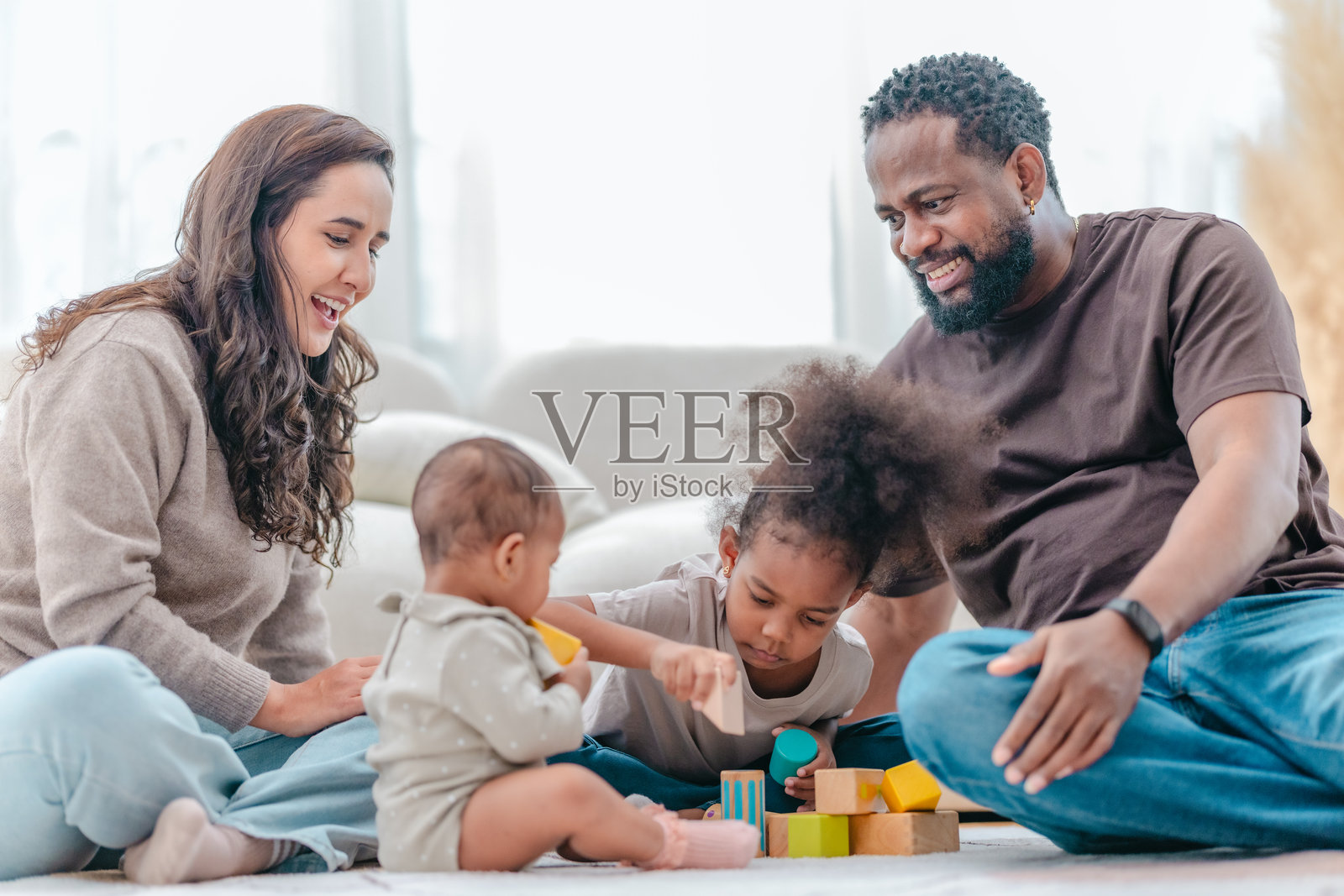 多元文化家庭在家团聚照片摄影图片