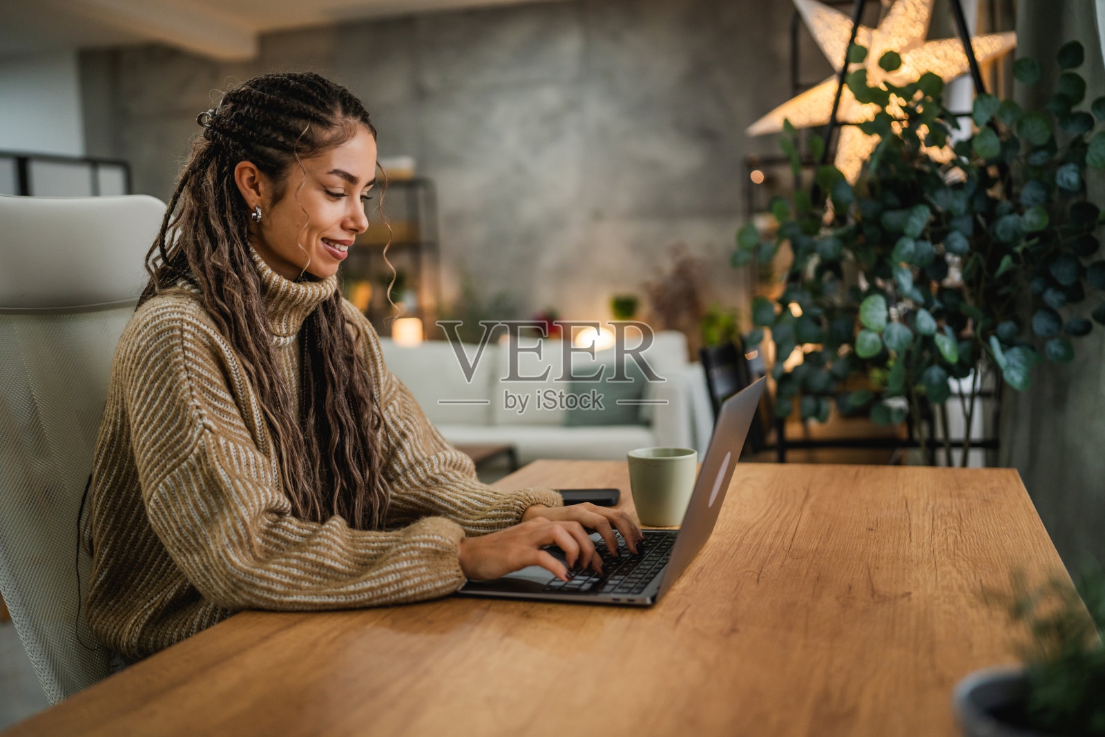 成年女性在家使用笔记本电脑工作或参加在线课程照片摄影图片