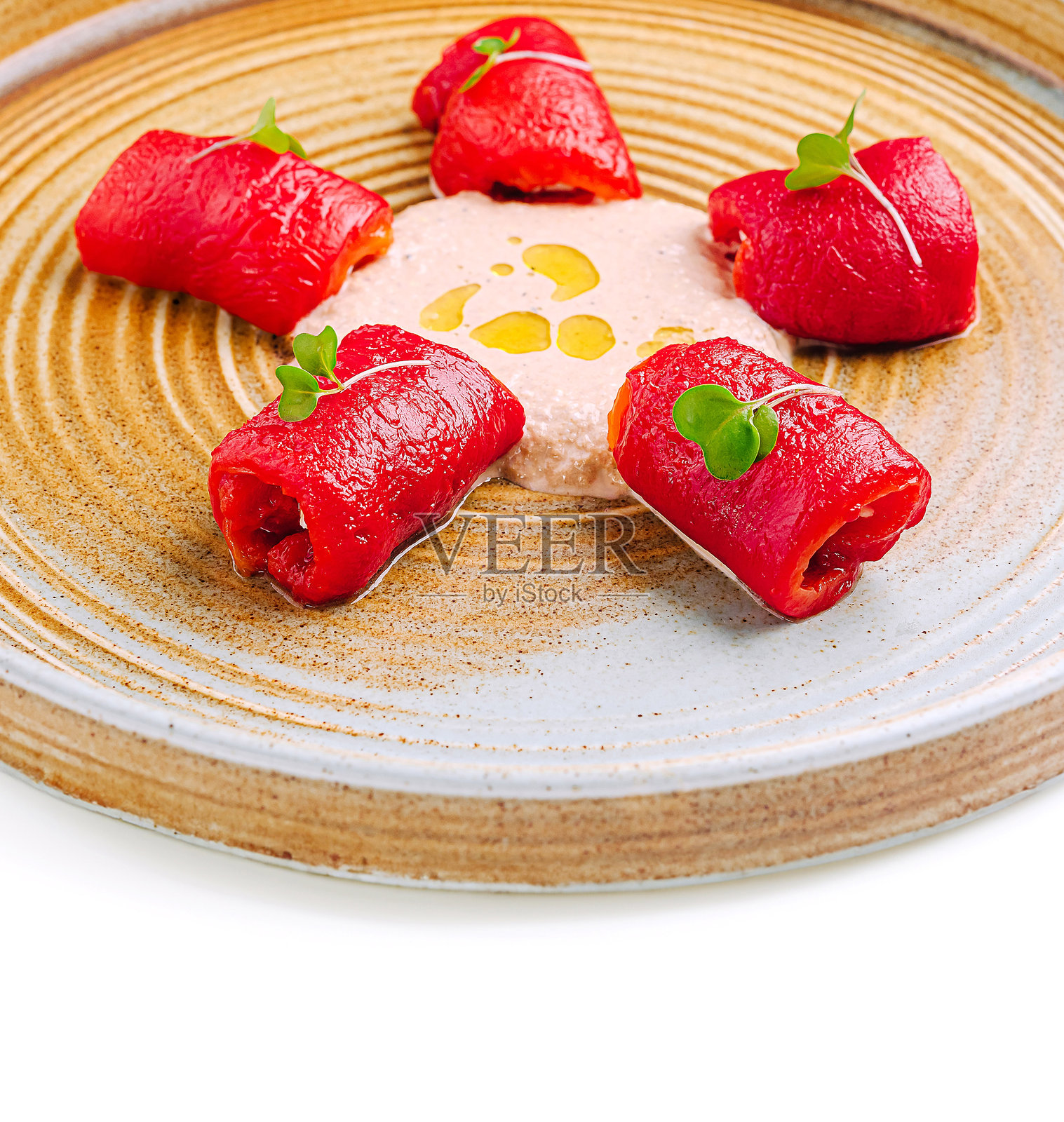 色彩缤纷的酿椒配酱汁摆放在盘子上照片摄影图片