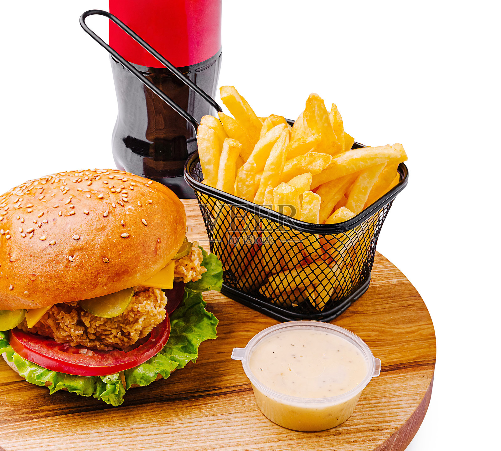 美味的汉堡配薯条和汽水，摆放在木质托盘上，准备好享受休闲用餐体验。照片摄影图片