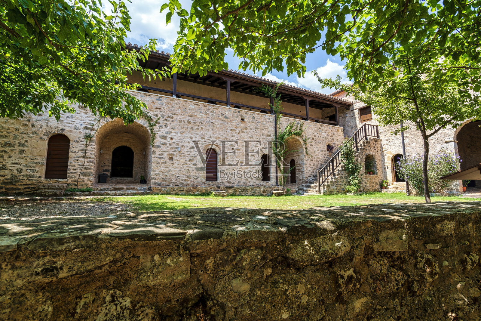 希腊梅西尼亚的安德罗莫纳斯蒂罗修道院庭院照片摄影图片