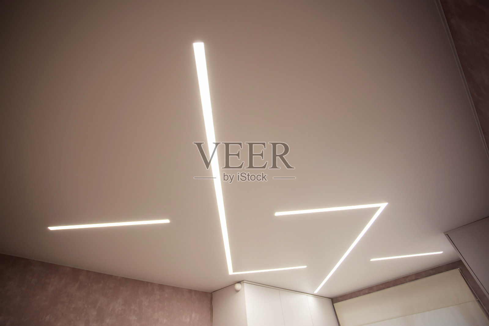 现代时尚的拉伸天花板，配有LED灯带。设计师几何天花板照片摄影图片