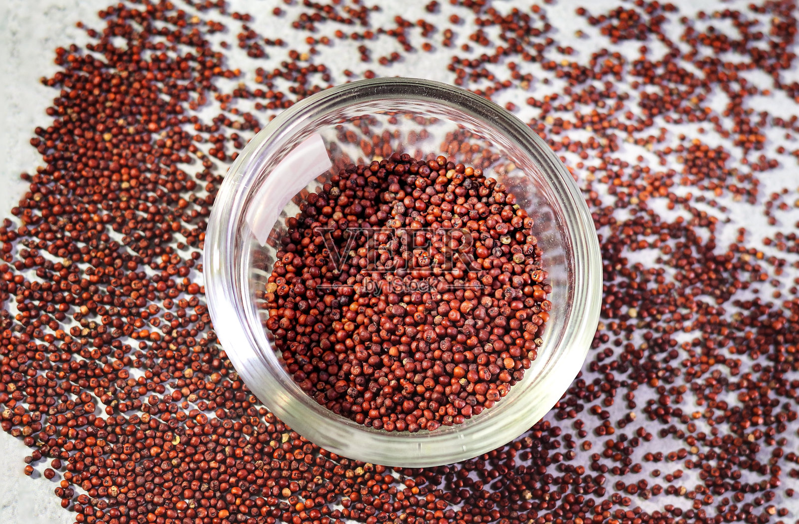 意大利小米（Ragi，学名：Eleusine coracana）或指小米，盛在玻璃碗中。指小米或Ragi是一种极其营养的小米，外观类似于芥菜种子。科多小米，纳查尼。照片摄影图片