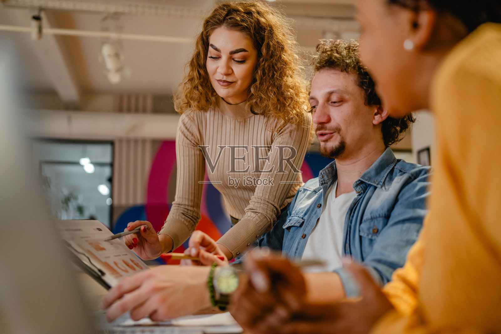 女导演与团队一起在笔记本电脑上进行研究会议照片摄影图片