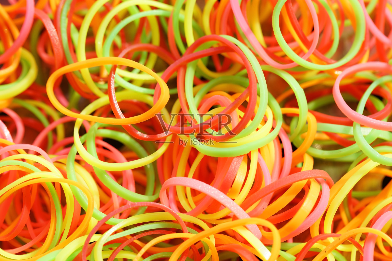 五颜六色的橡皮筋，鲜艳的红色、黄色和绿色照片摄影图片