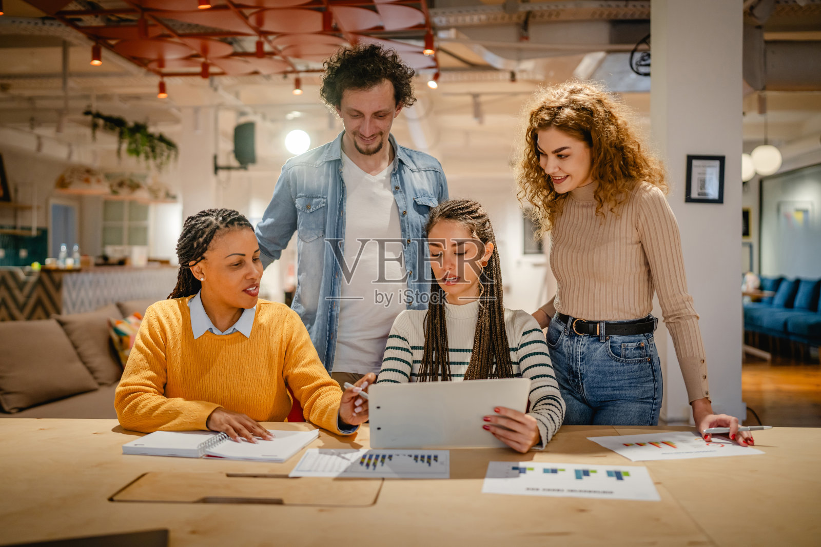 男性和女性同事在办公室一起研究照片摄影图片