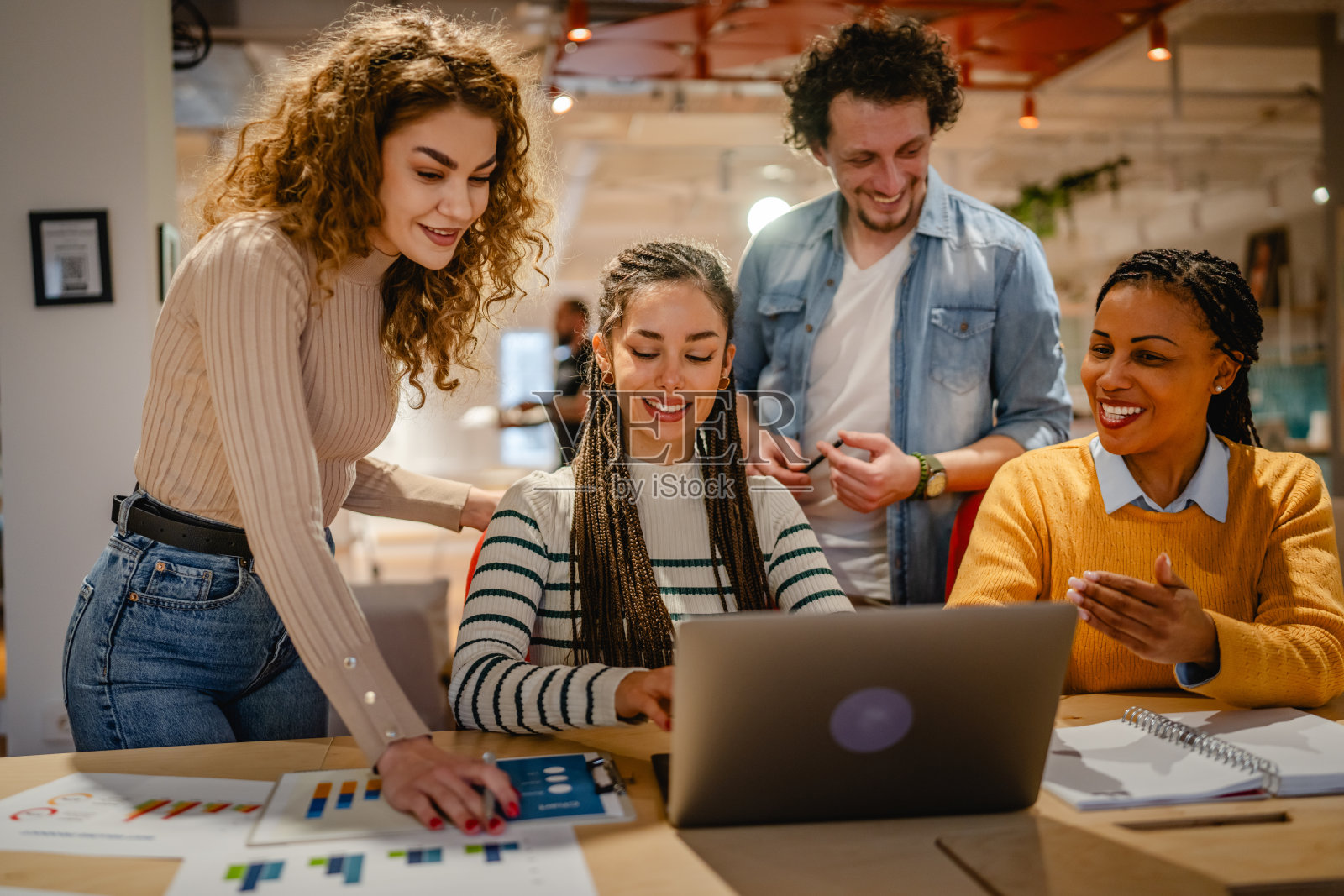 男女同事在办公室一起使用笔记本电脑进行研究照片摄影图片