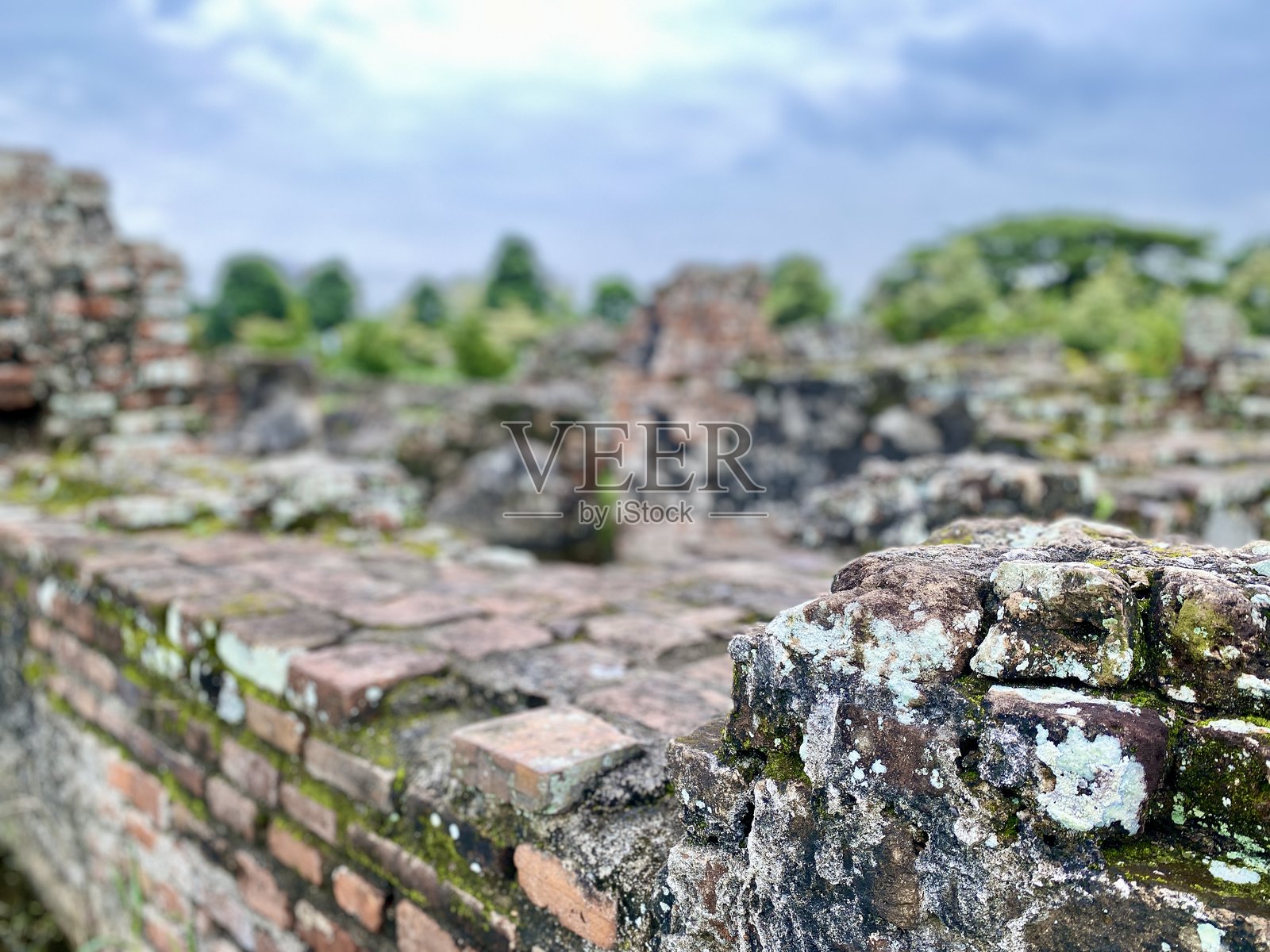荣耀的遗迹，绿意盎然中的历史建筑遗址照片摄影图片