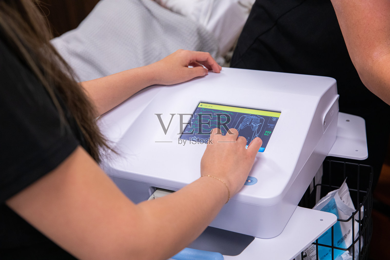 医生进行心电图检查照片摄影图片